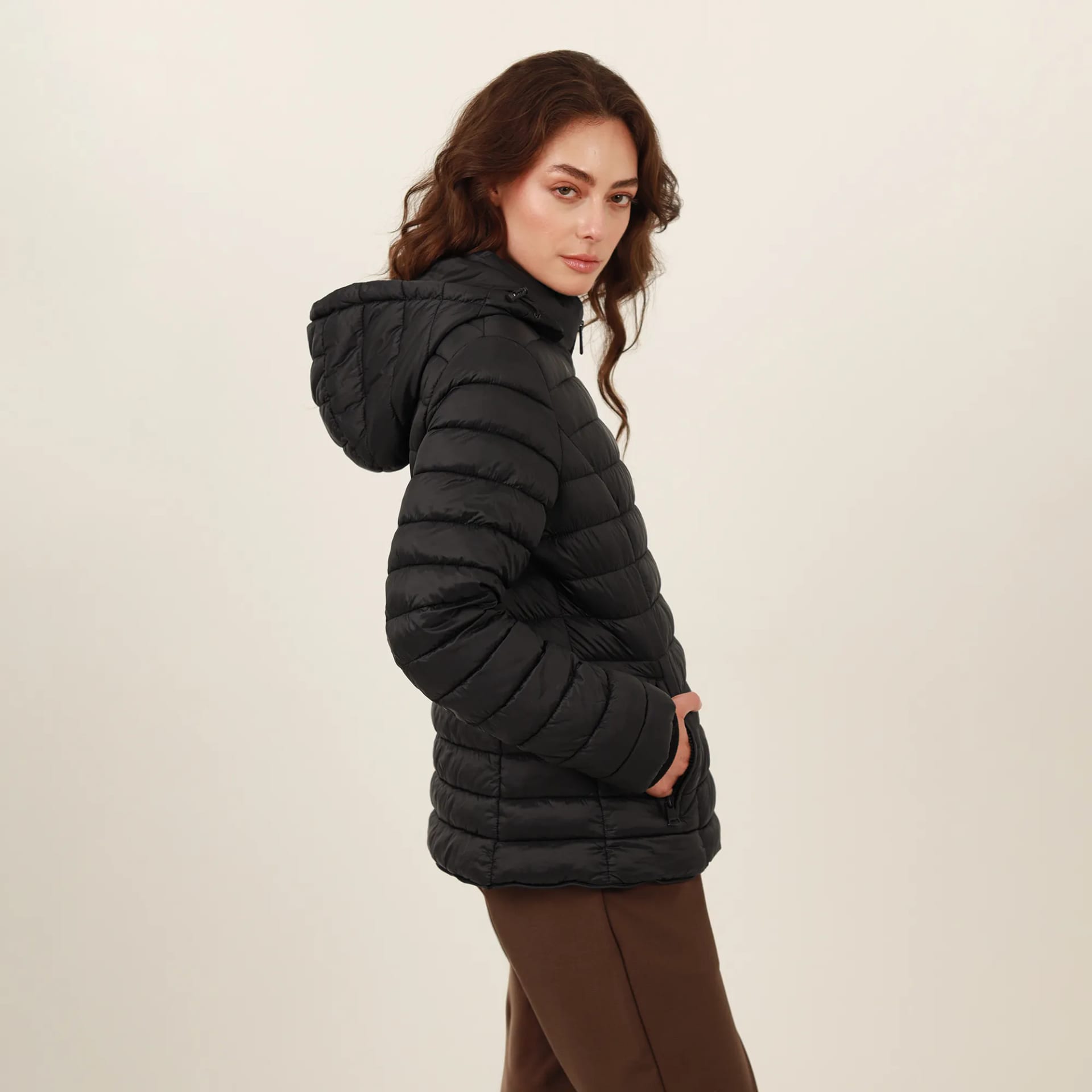 Chaqueta acolchada básica cuello alto con capucha - imagen 14