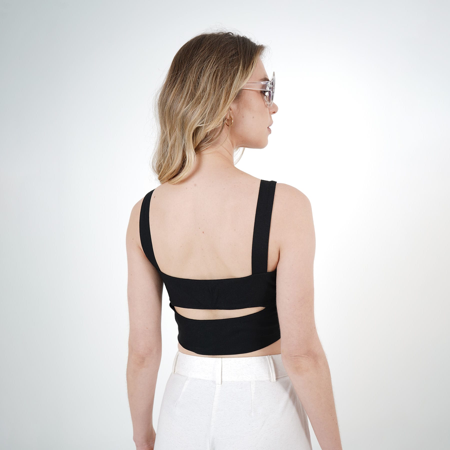 Blusa crop top cuello corazón manga tiras con grabado floral - imagen 10