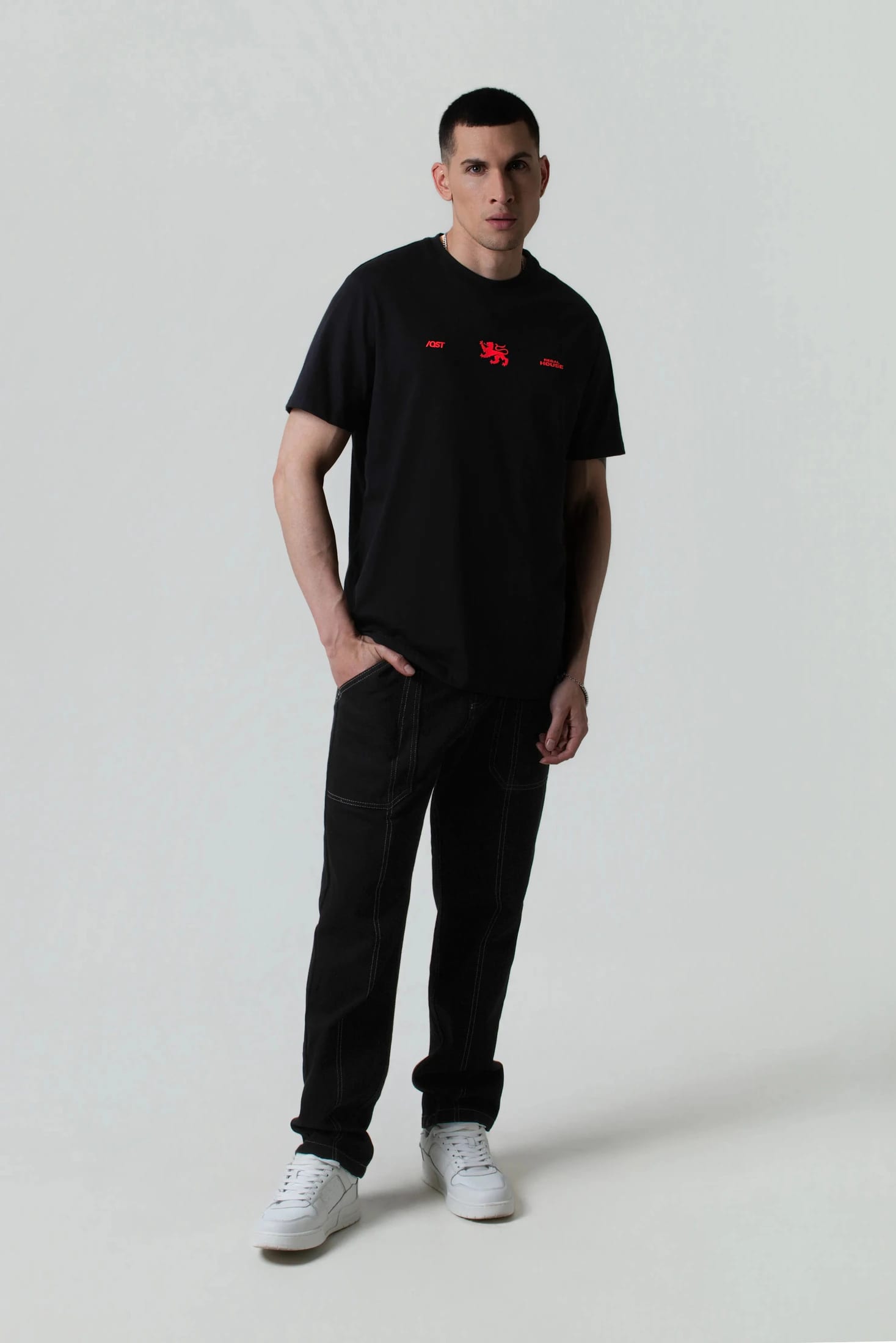 CAMISETA ESPECIAL ESTAMPADO LOCALIZADO COLOR NEGRO - imagen 2