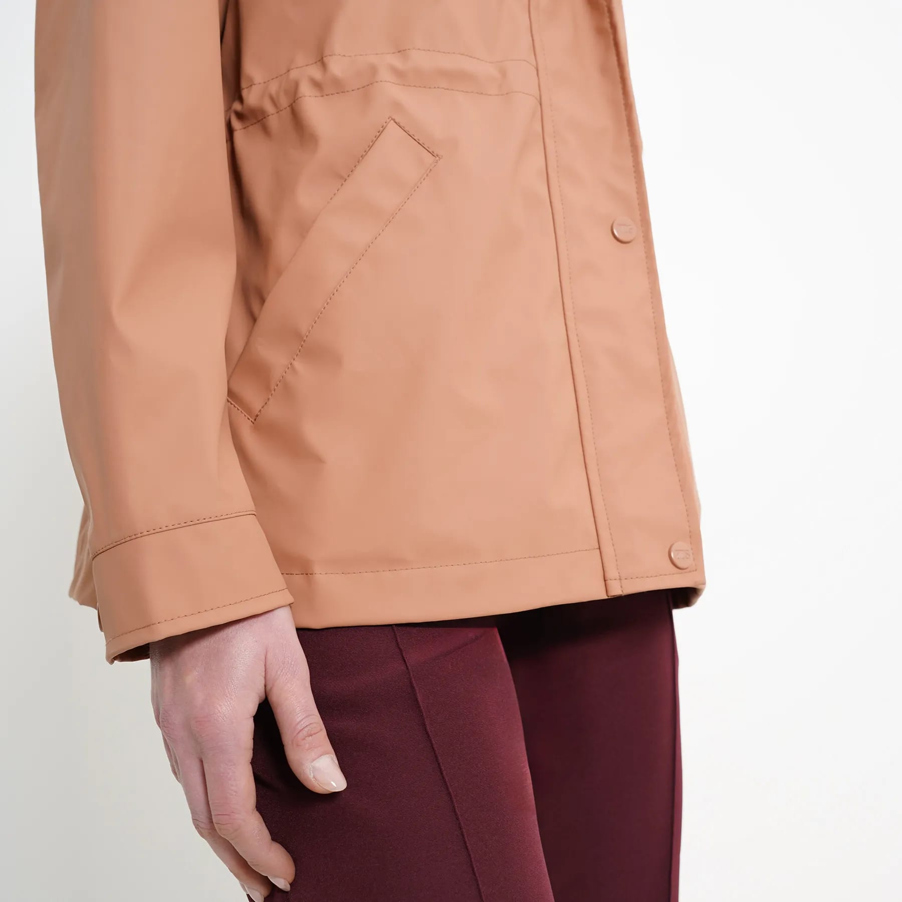Chaqueta raincoat impermeable con capucha y ajuste en cintura - imagen 5