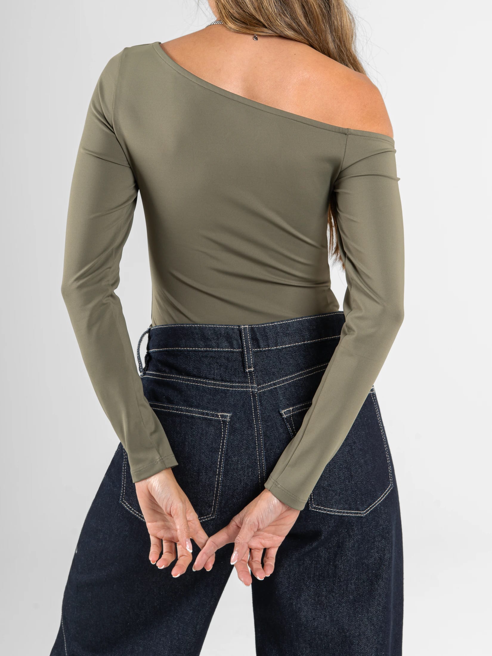 Ref: 0610694 Body manga larga, stretch, escote en hombro, tono oliva - imagen 3