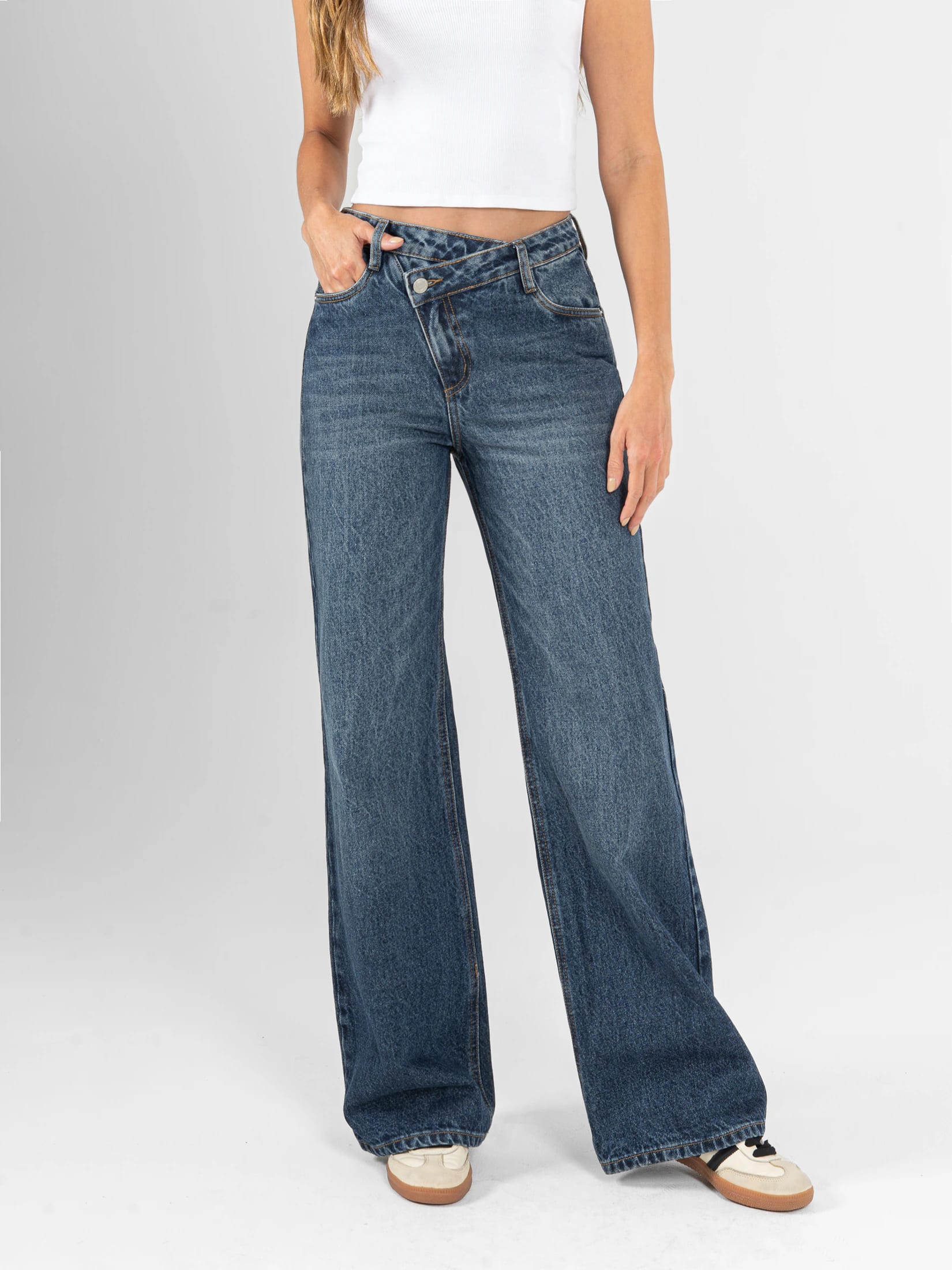 Ref: 066415 Jean Mom Flare, rígido, tiro alto, tono azul oscuro, detalle en pretina. - imagen 3
