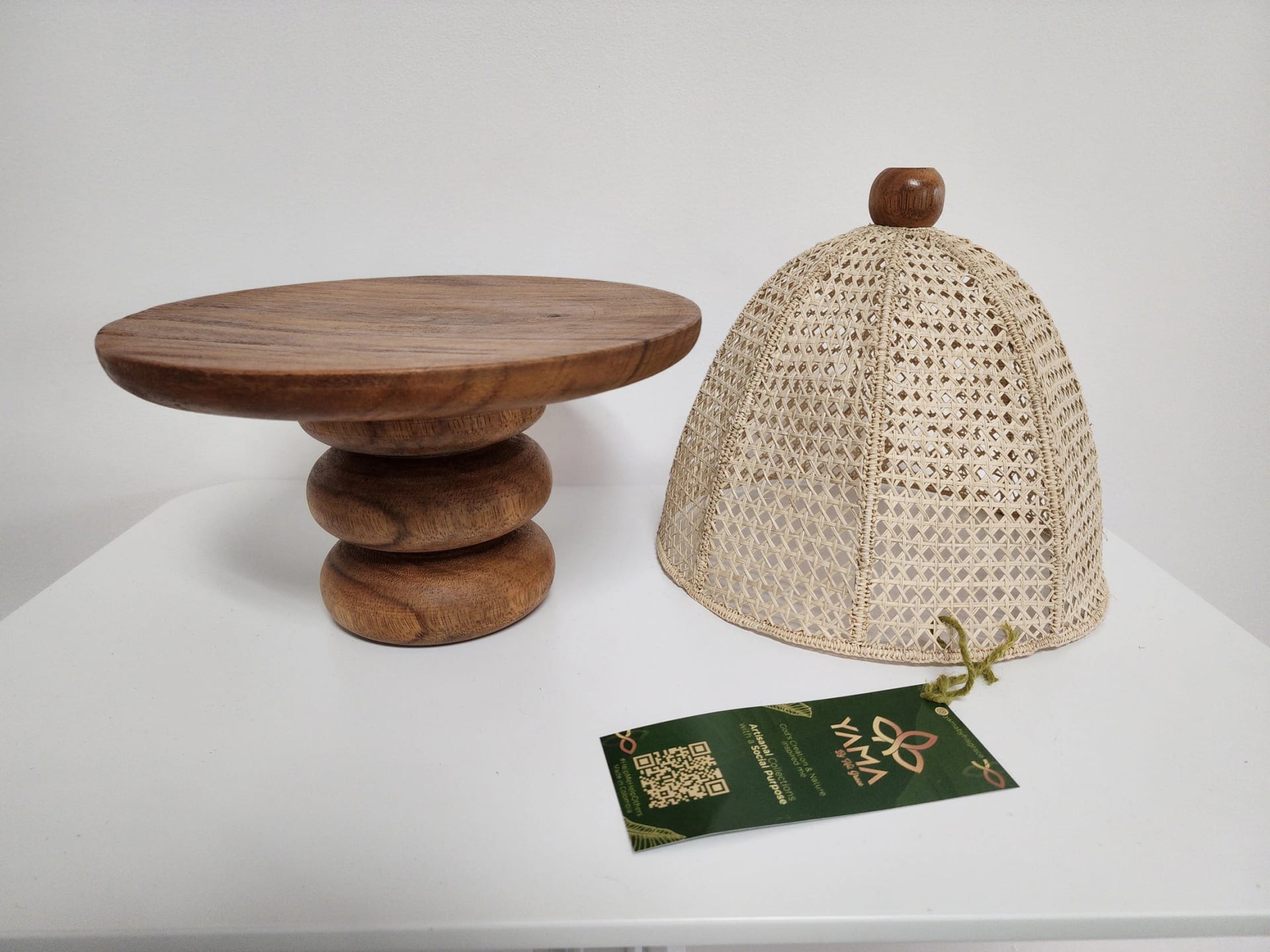 Artisanal Wood Cake Stand with Wicker Cover - imagen 3