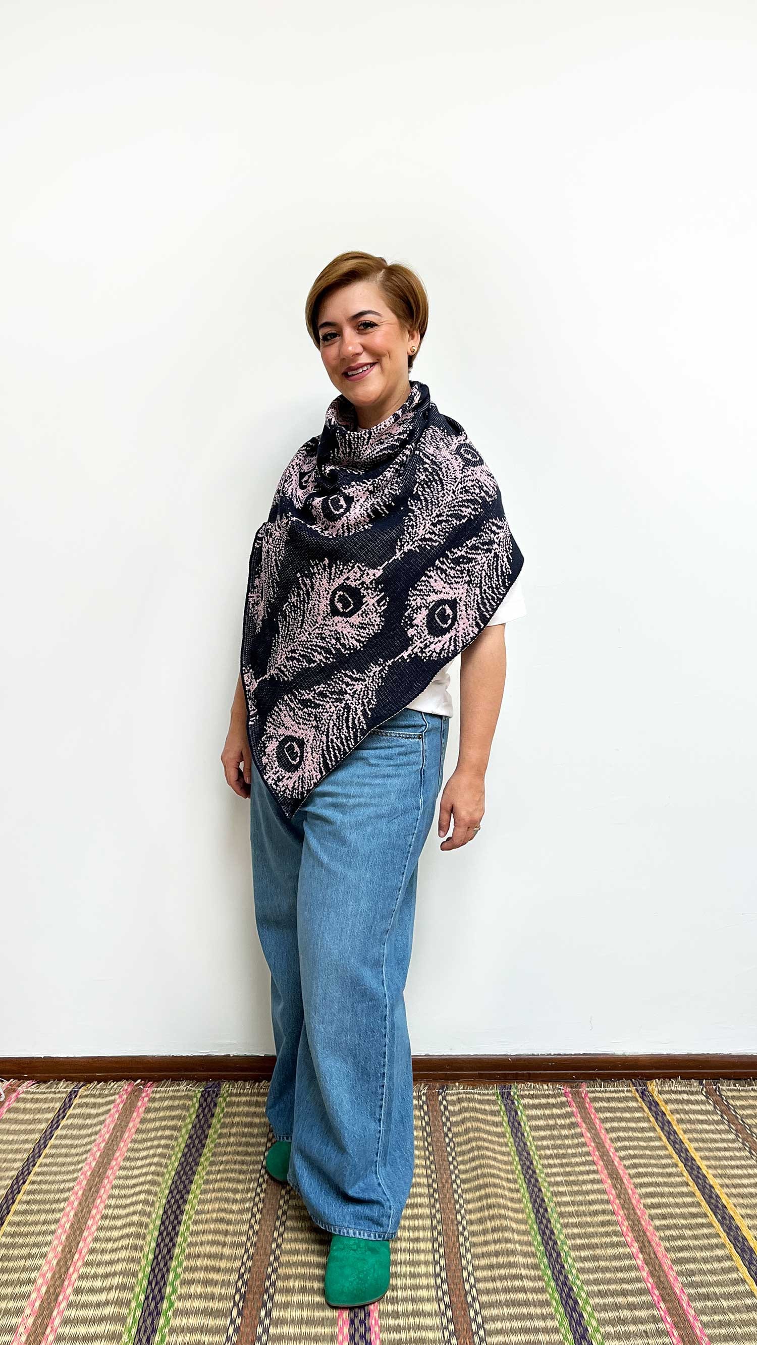 Poncho Plumas - azul oscuro y rosado - imagen 3