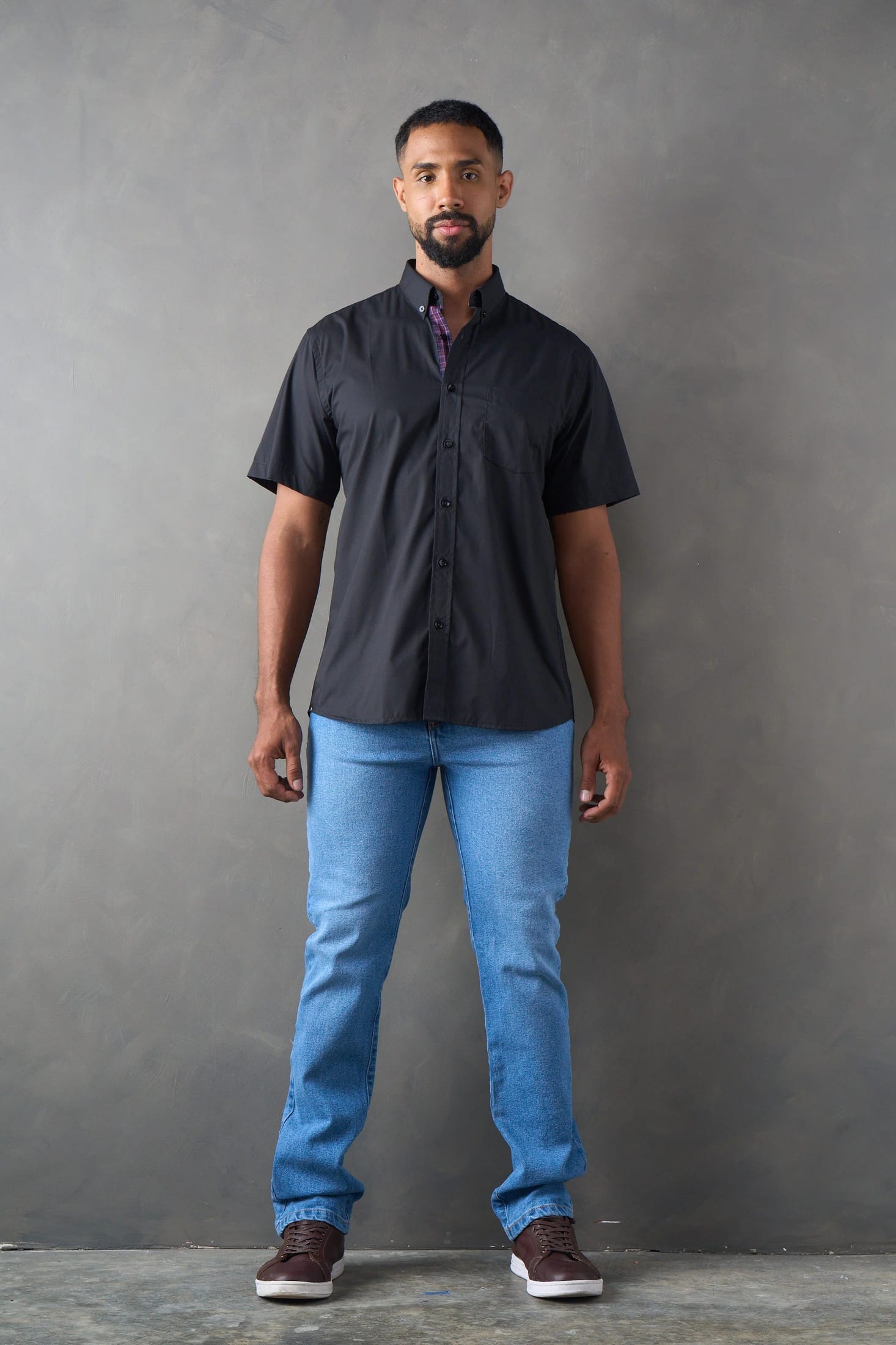 Camisa regular fit manga corta negro - imagen 4