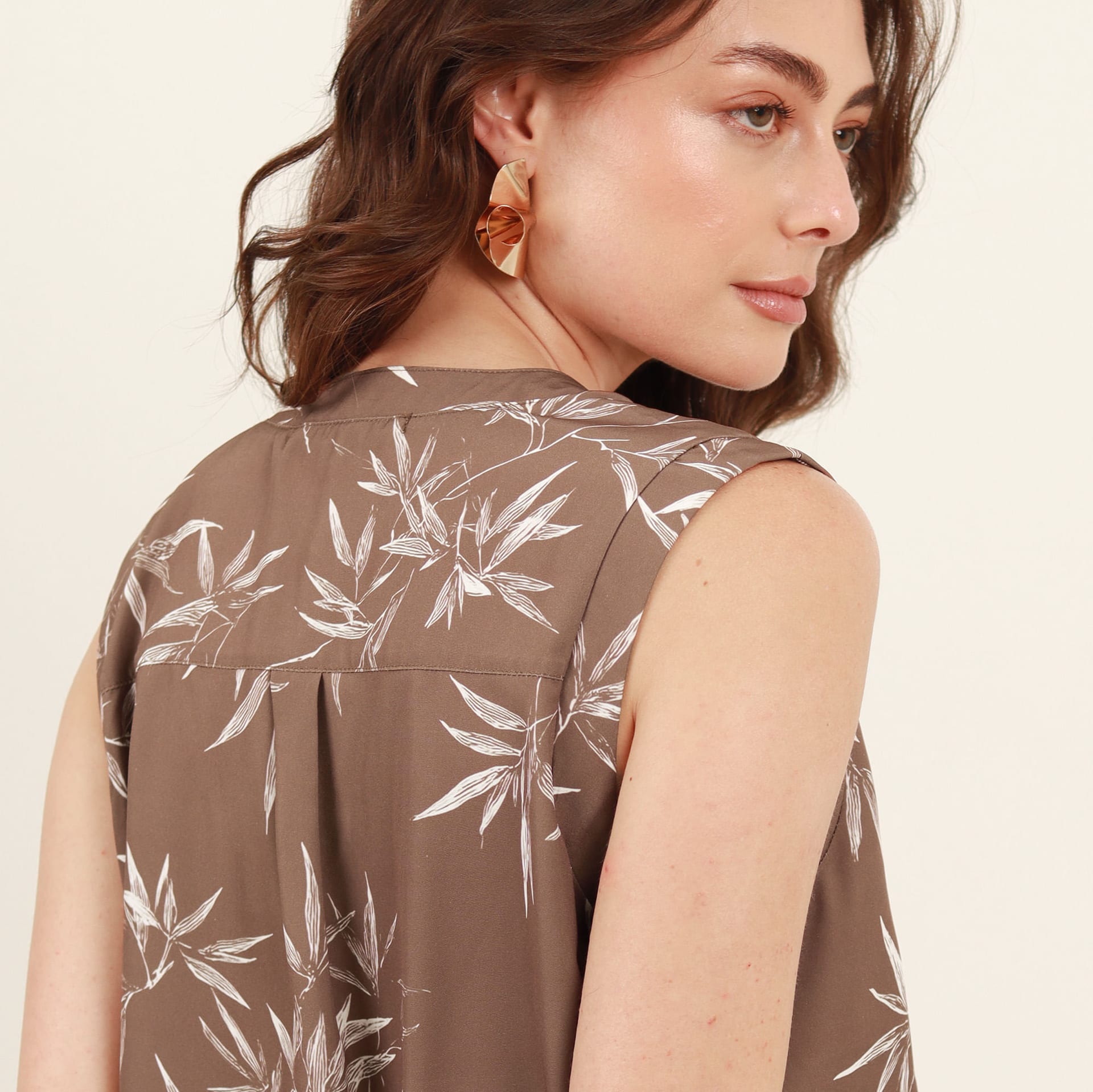 Blusa estampada abierta cuello nerú manga sisa con prenses - imagen 4