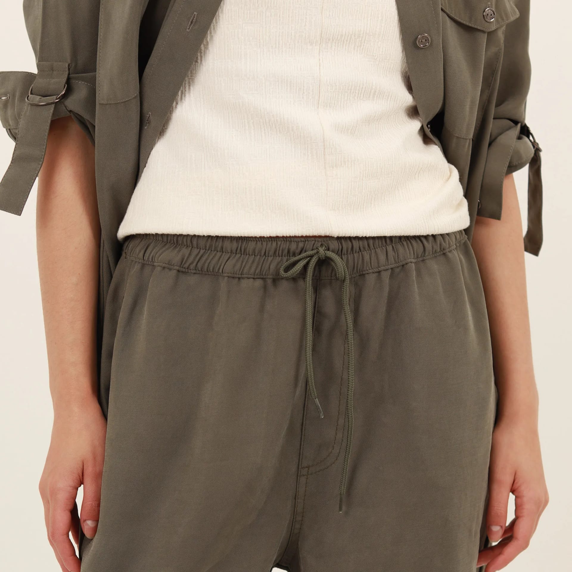 Pantalón bota recta con elastico en cintura y cordón - imagen 4