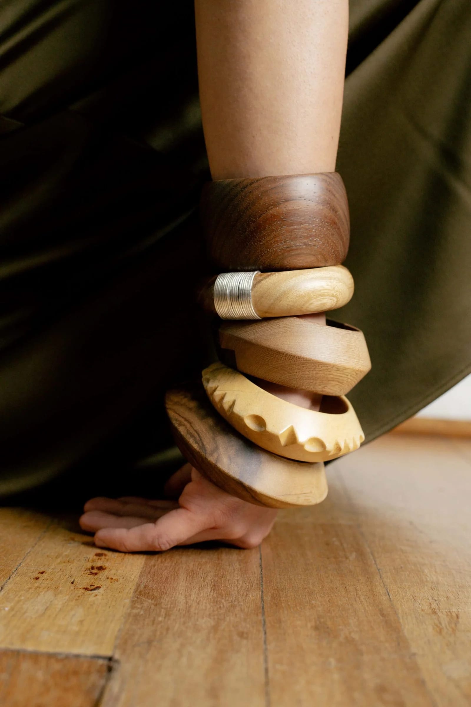 Wood Angular Bracelet - imagen 2