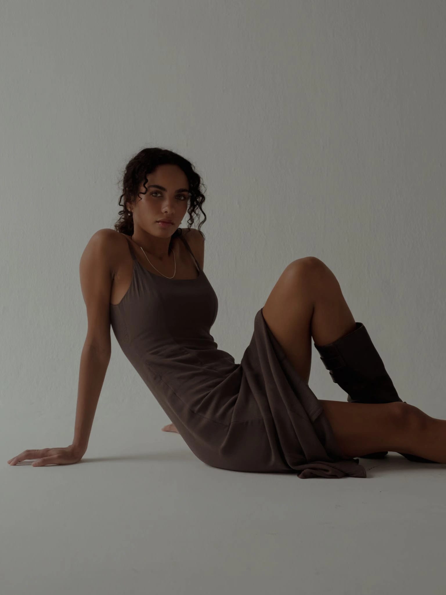 THE MINIMAL DRESS - ESPRESSO - imagen 7