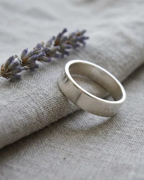 Anillo solitario en Plata con circón central y circones de adorno - imagen 2
