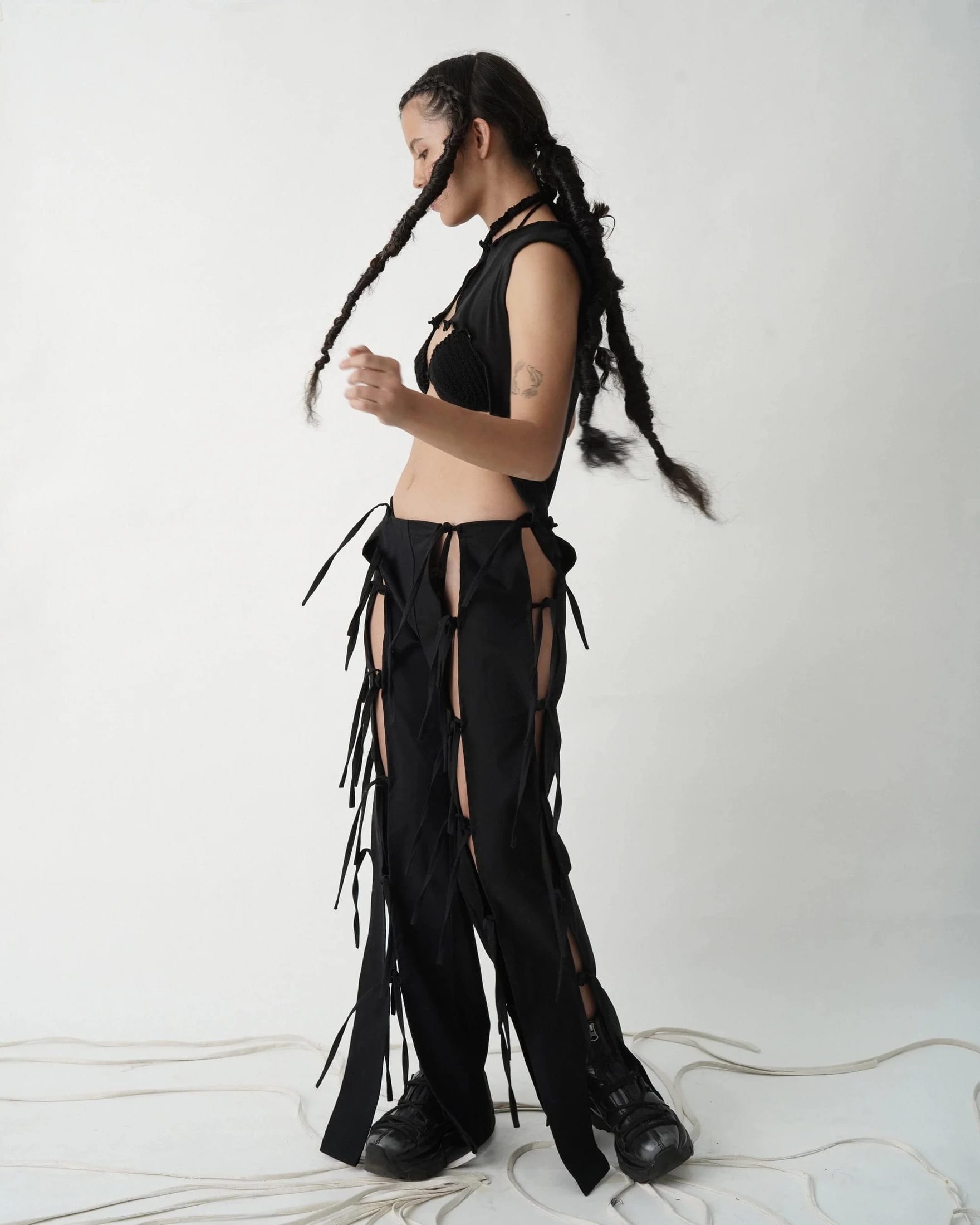 LONG STRIPED PANTS, KNOTS, AND SECRETS - imagen 1