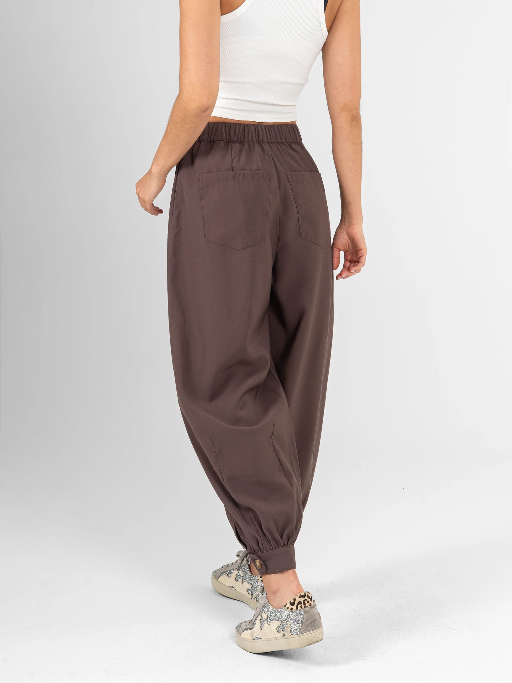 Ref: 0620540 Pantalón wide leg, tejido plano liviano, tiro alto, detalle en bota, tono café - imagen 2