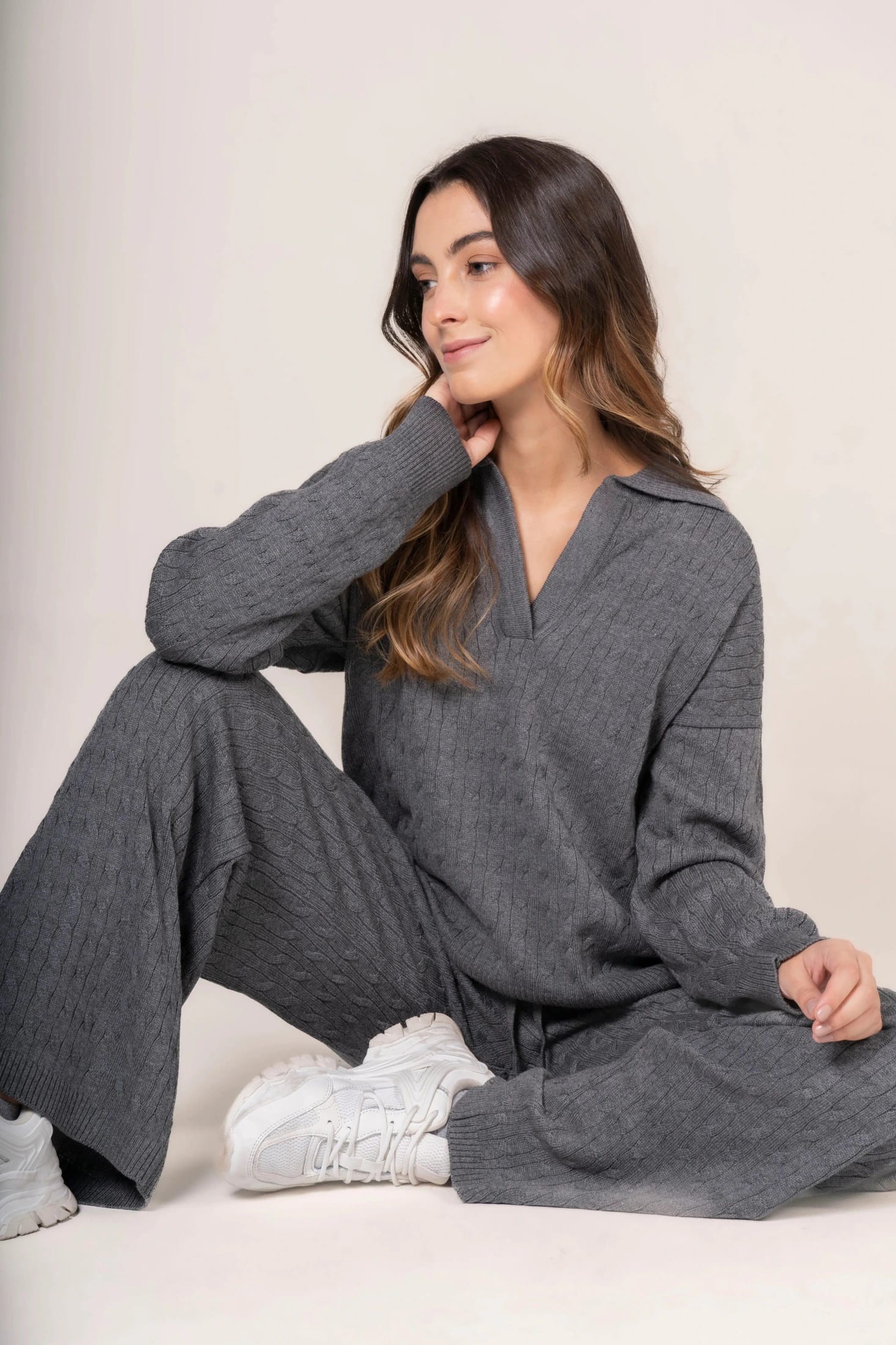 Suéter Trenzado en V Premium Mujer Gris - imagen 2