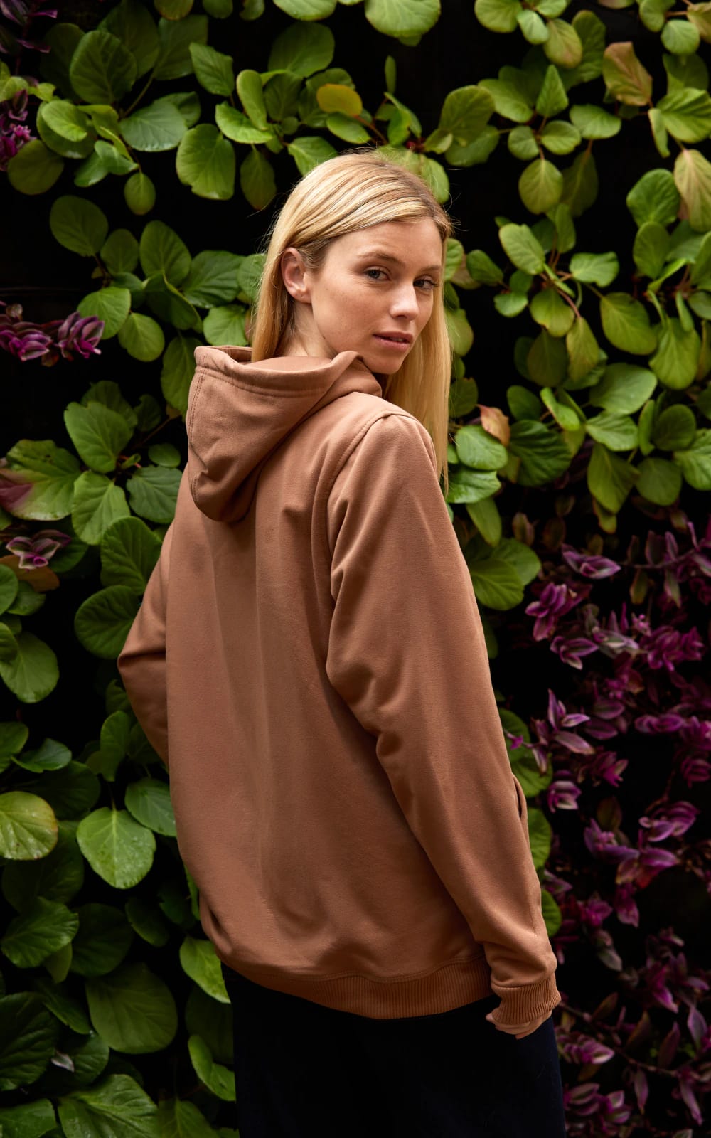 HOODIE DOMENICA ALMENDRA - UNISEX - imagen 2