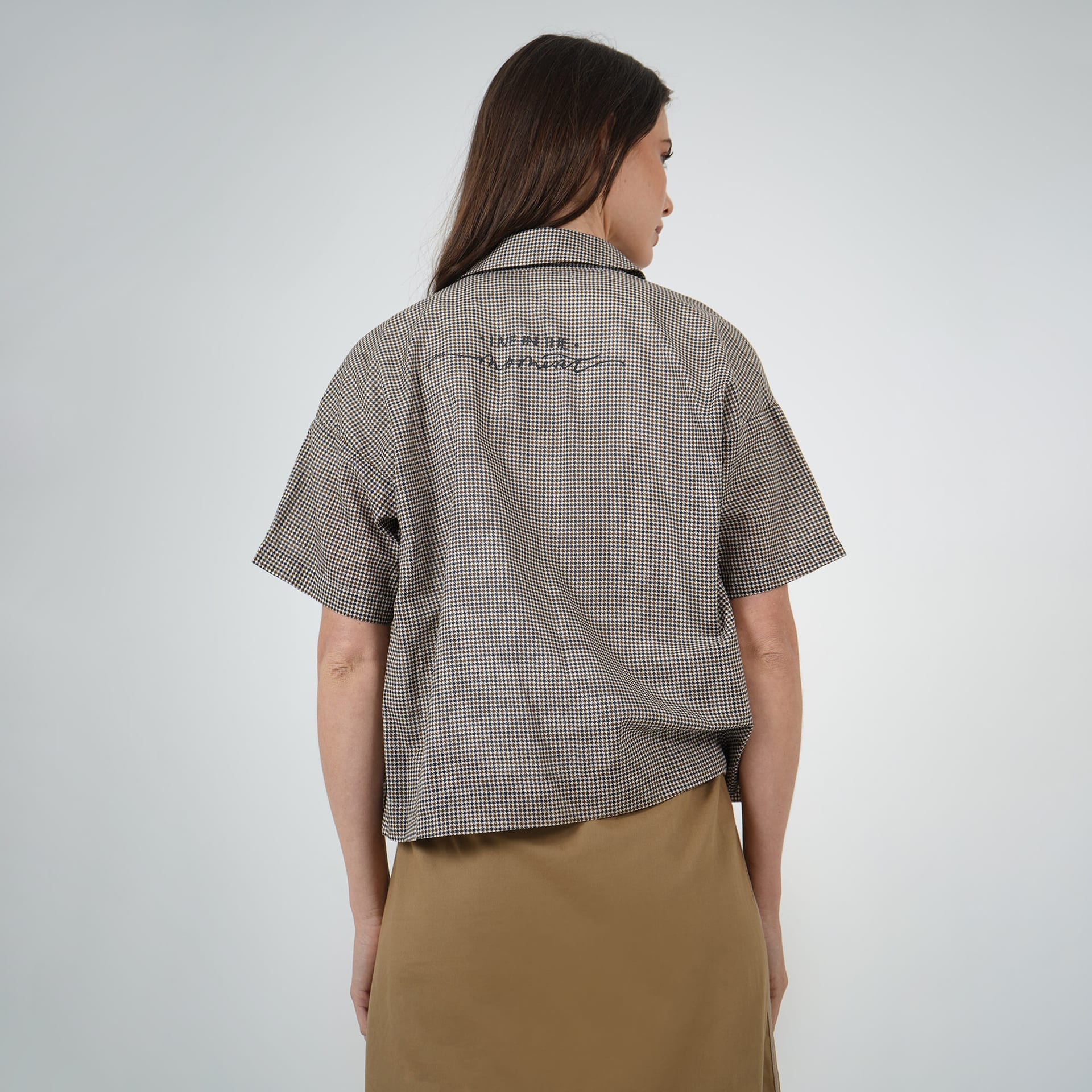 Blusa de cuadros cuello camisero manga corta con estampado Live - imagen 5