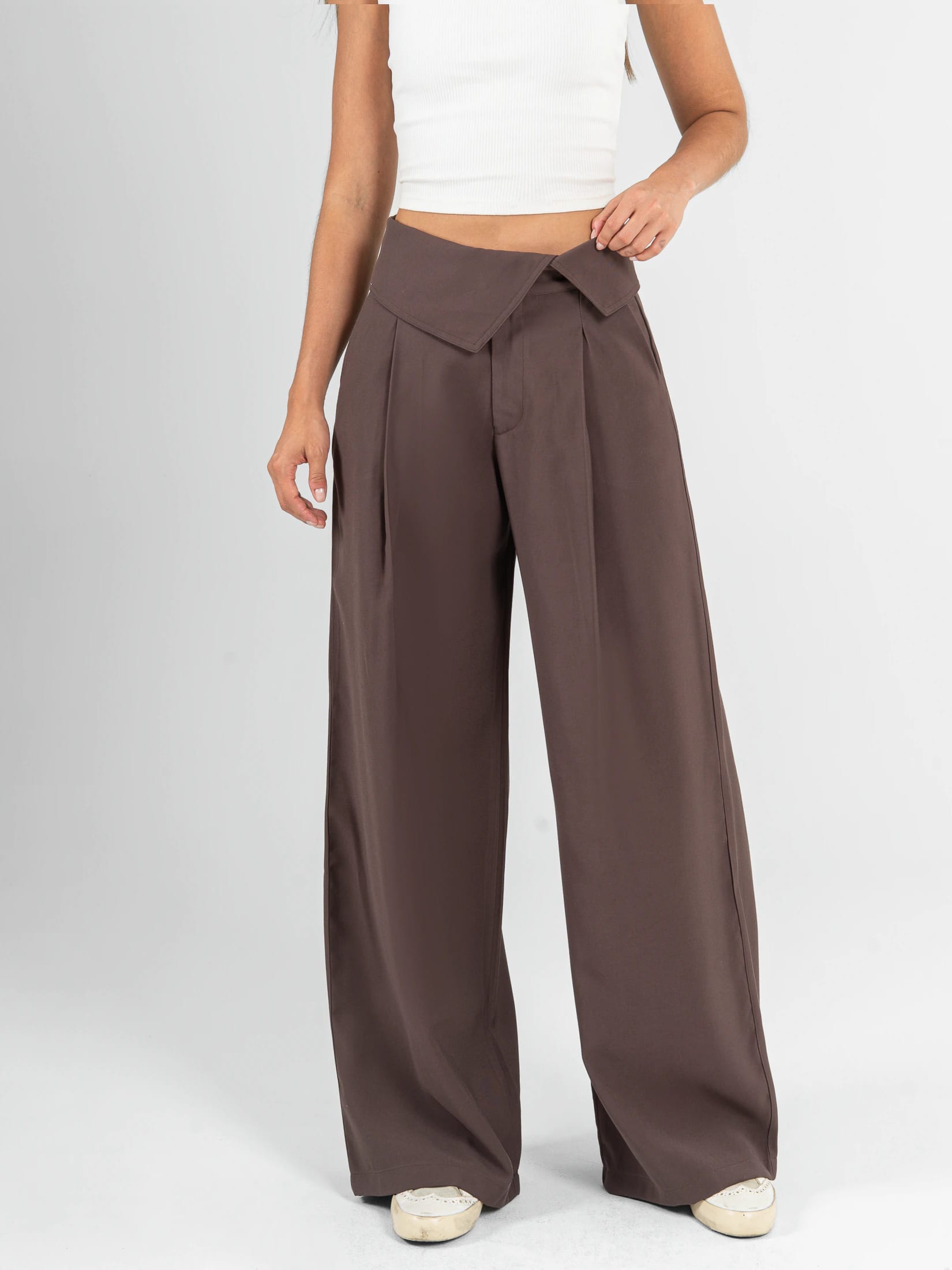 Ref: 0620558 Pantalón mom flare, prenses, detalle pretina, tono café - imagen 1