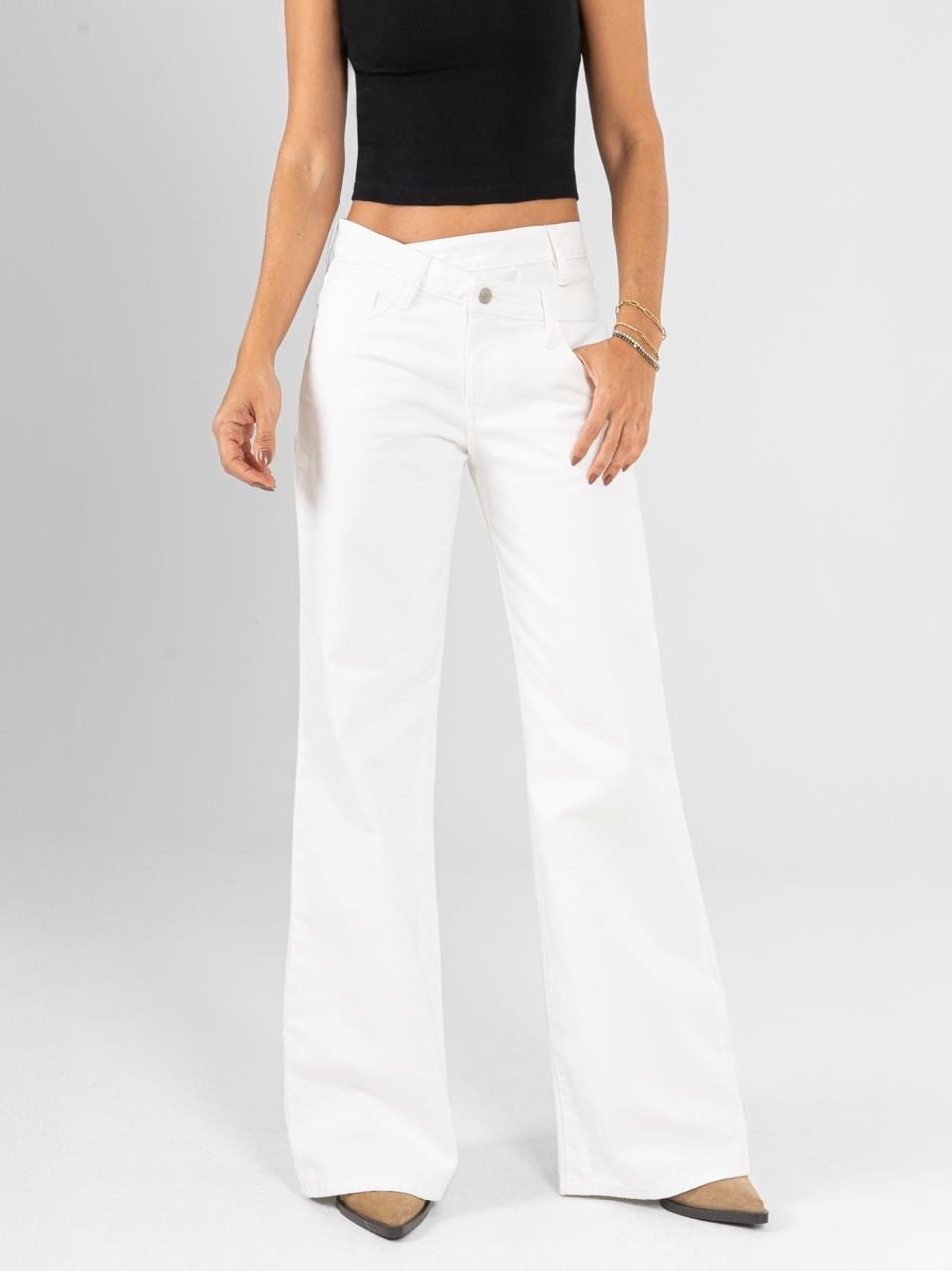 Ref: 0620259 Pantalón mom flare, rígido, detalle en pretina, tiro alto, tono ivory - imagen 1