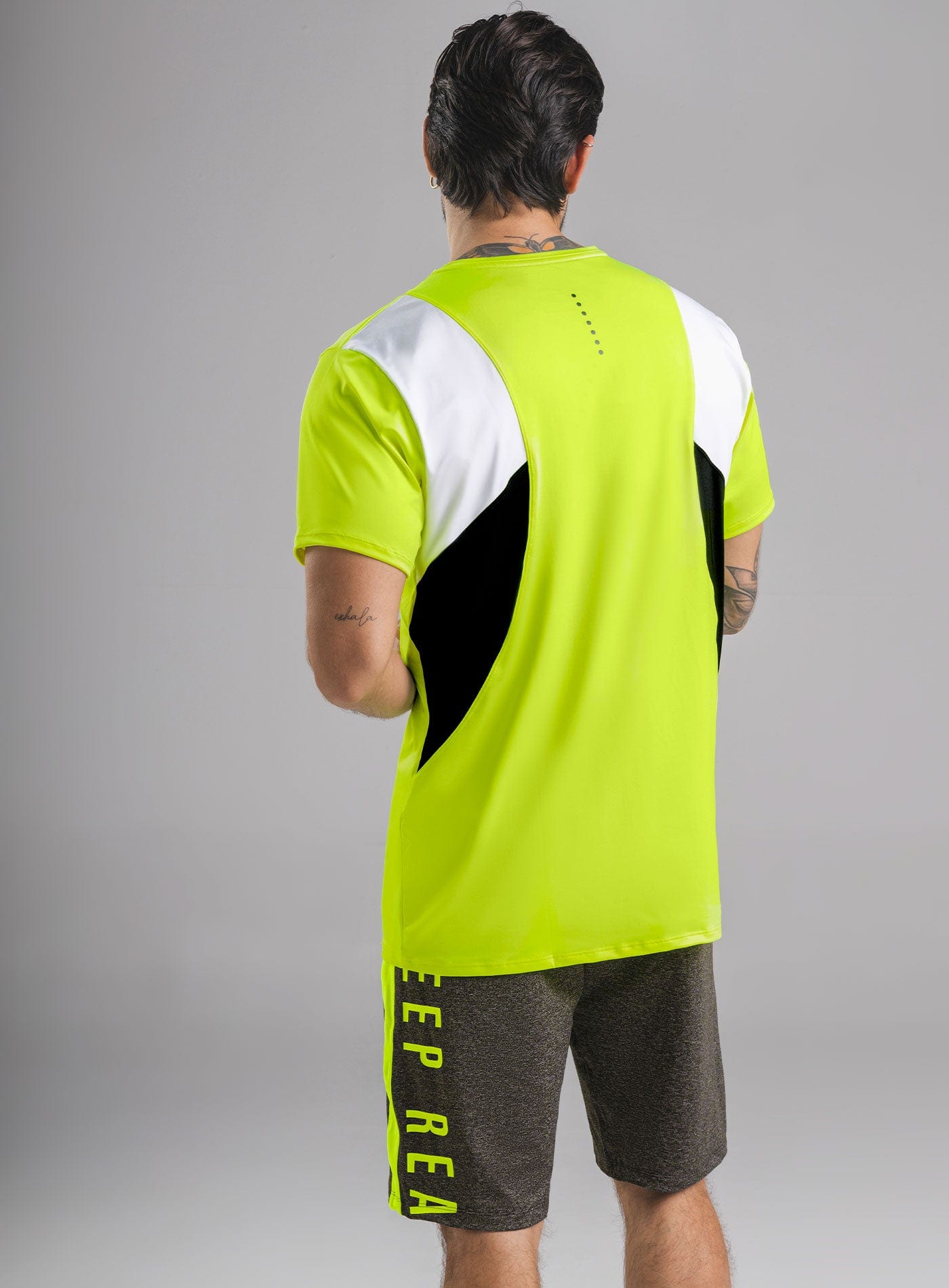 CAMISETA DEPORTIVA CON CORTES EN CONTRASTE - imagen 3