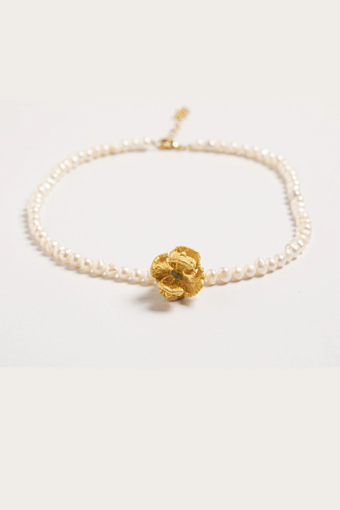 PINE SEED ROUGH EMERALD AND PEARLS NECKLACE - imagen 2