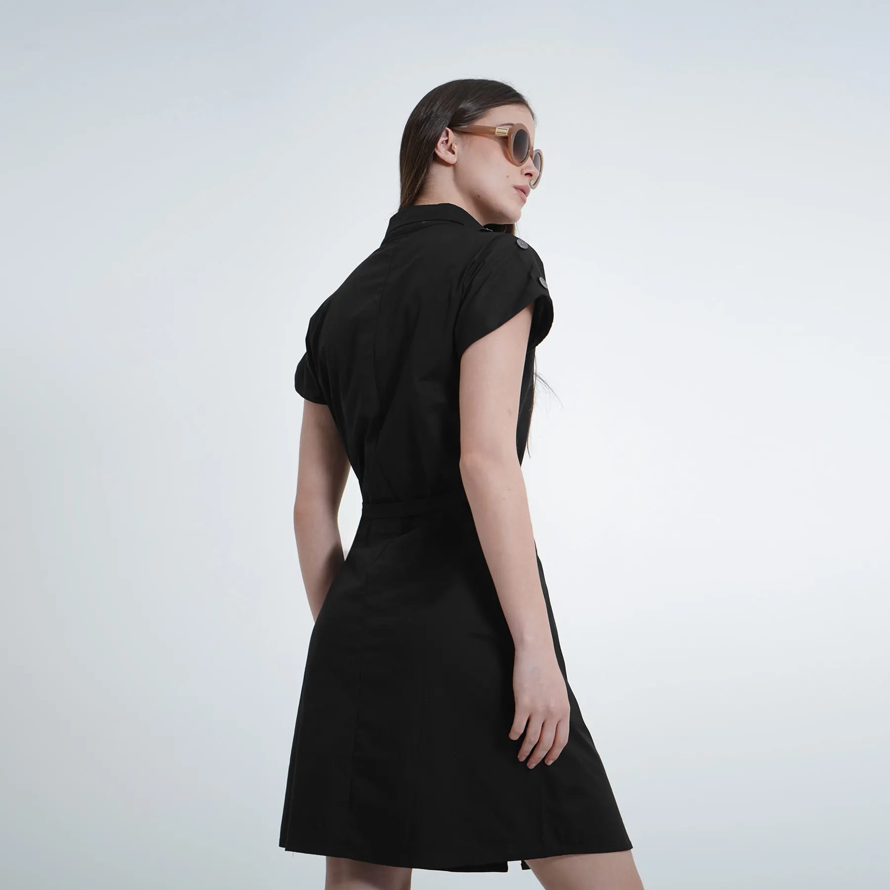 Vestido corto manga corta rodada cuello camisero con lazo - imagen 10