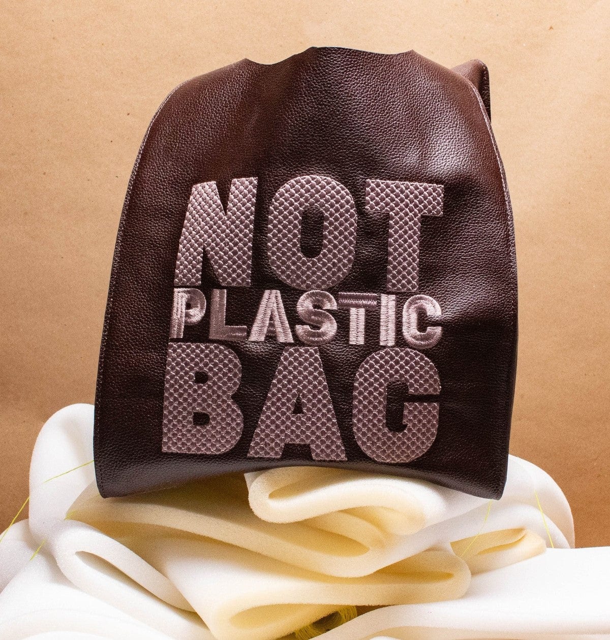 PLASTIC BAG - Chocolate x Embroidered Taupe - imagen 3