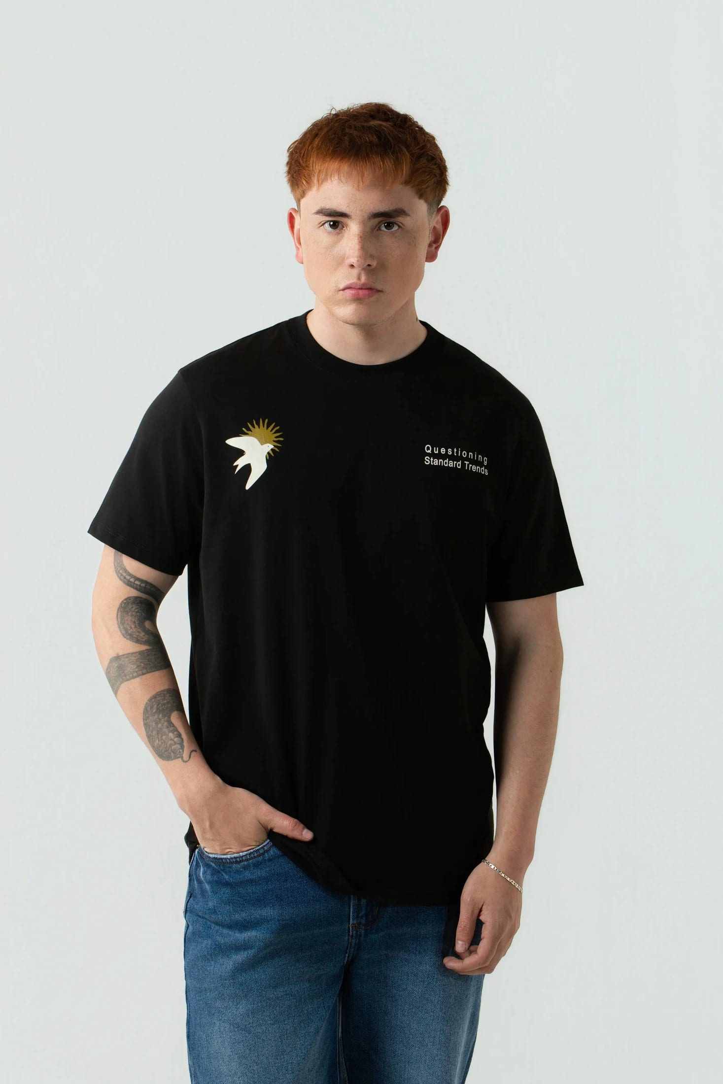 CAMISETA ESPECIAL ESTAMPADO LOCALIZADO COLOR NEGRO - imagen 2