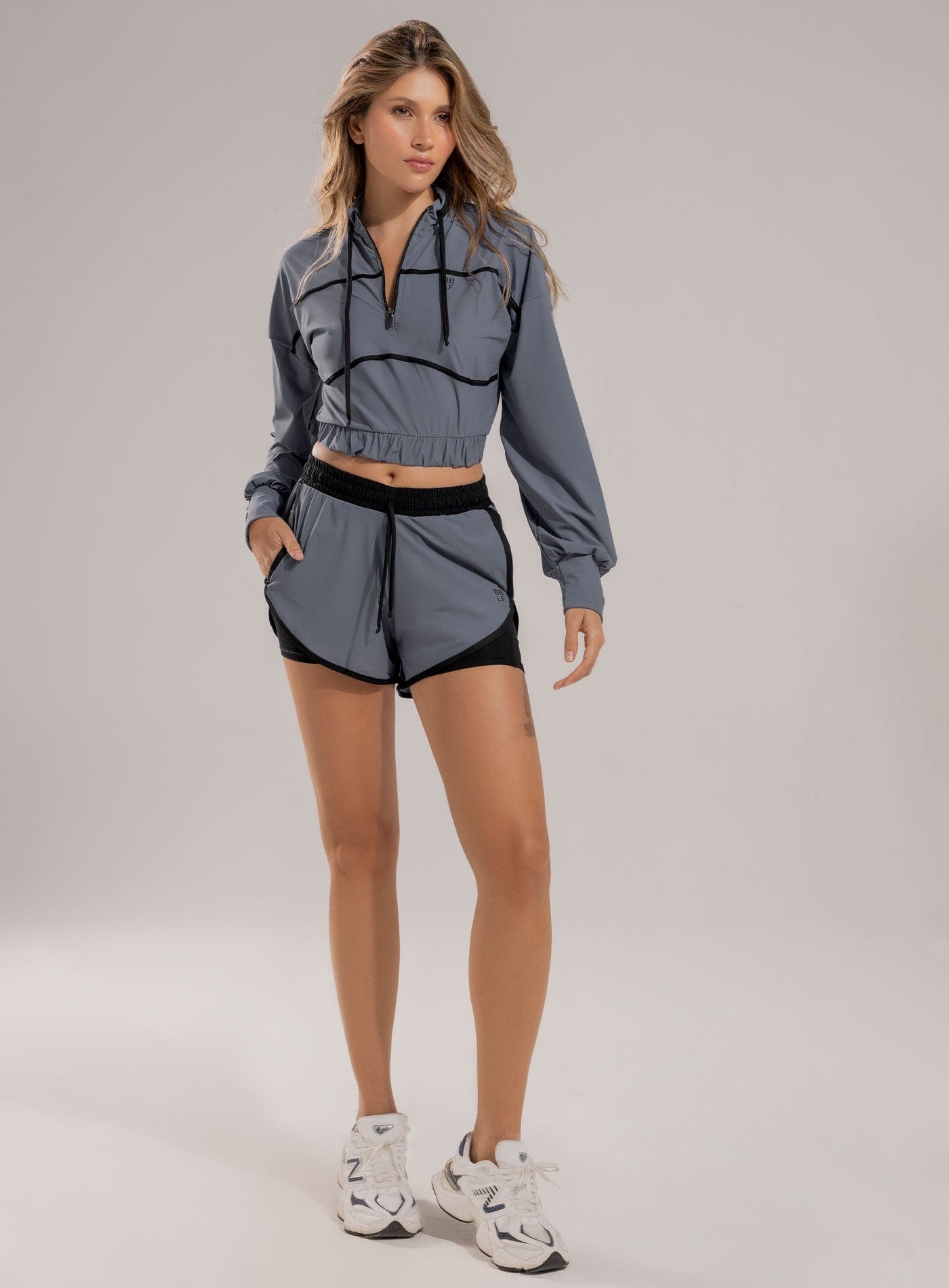 SHORT DEPORTIVO CON SESGOS EN CONTRASTE INCLUYE SHORT INTERNO - imagen 2