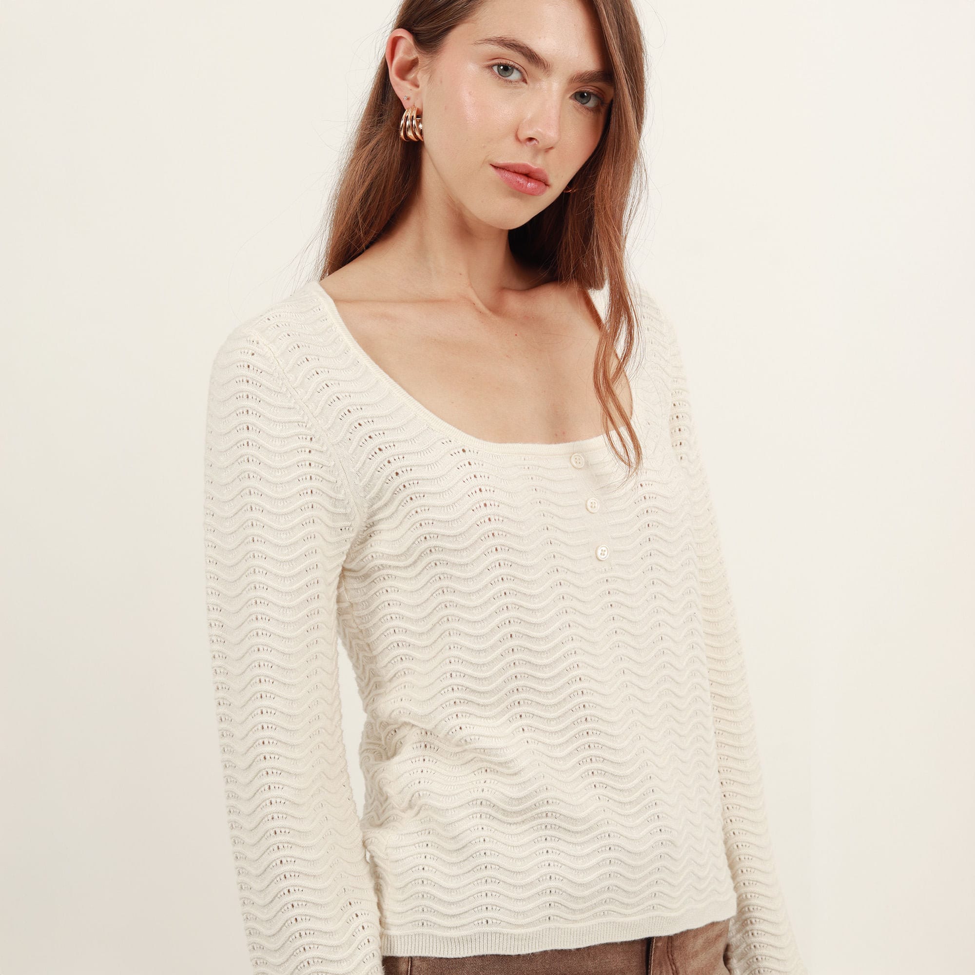 Sweater con textura cuello en u manga larga con botón - imagen 8