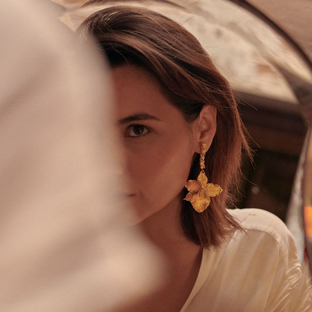 Wilsonara Orchids, Root and Roug Emerald Earrings - imagen 3