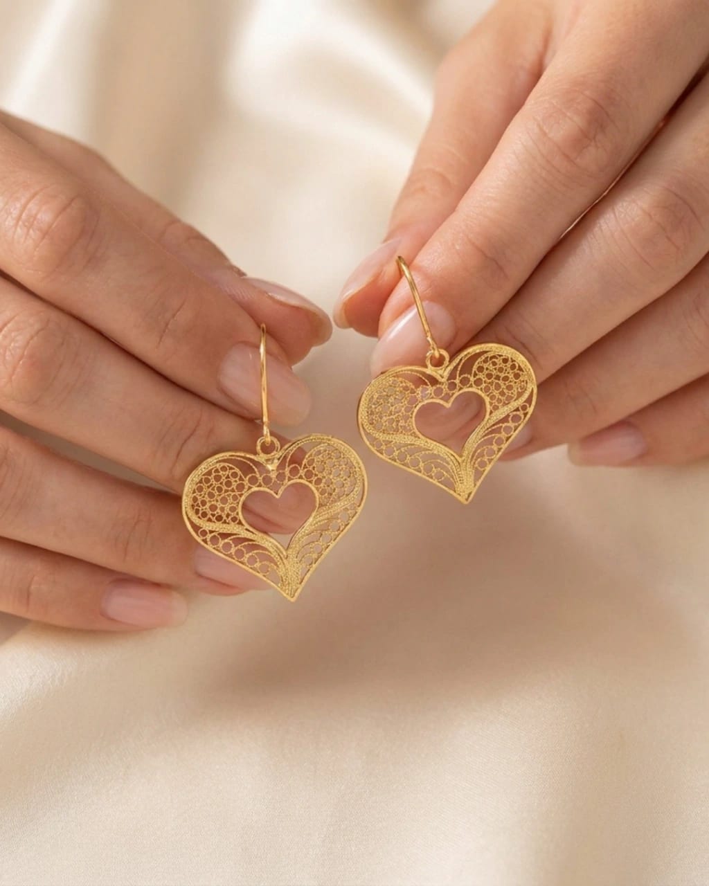 Aretes corazón dorados en plata ley 950 baño en Oro 24K. Colección Heredar - imagen 1