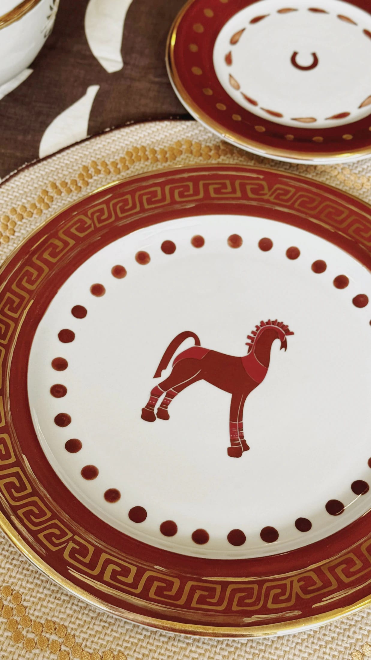 Solana Horse Dinner Plate / Chocolate & Gold - imagen 2