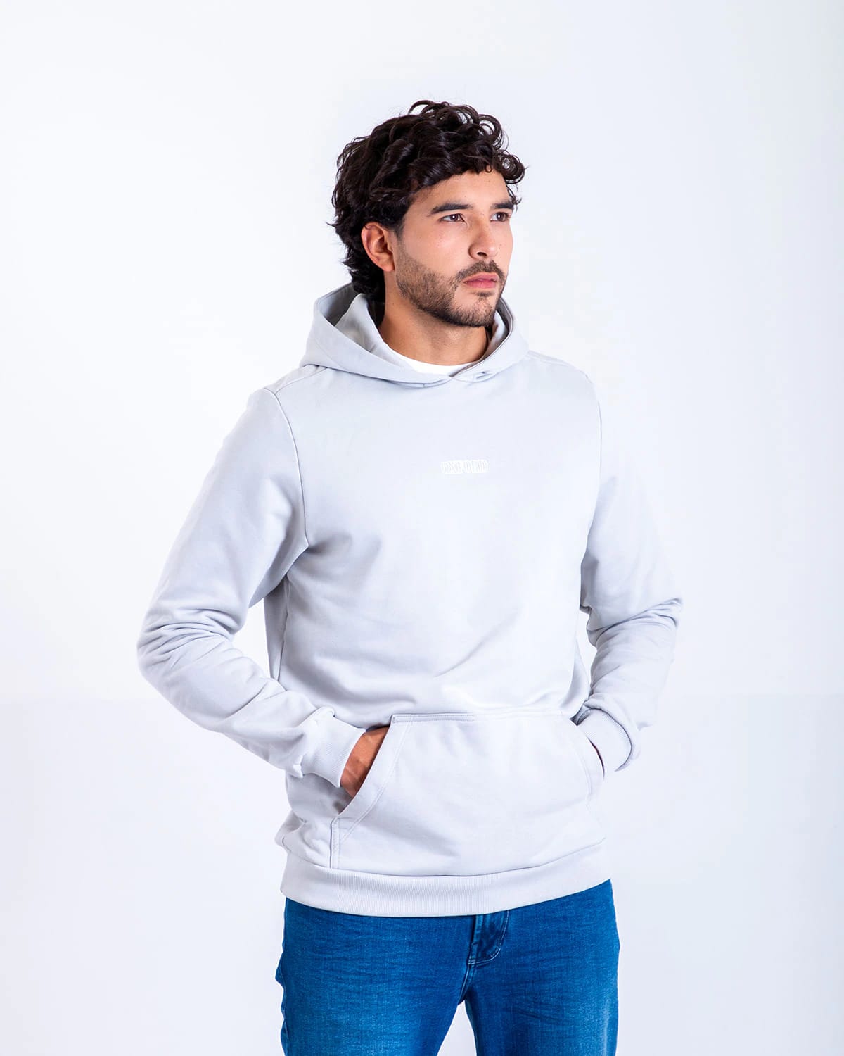 Buzo gris estampado espalda para hombre - imagen 2