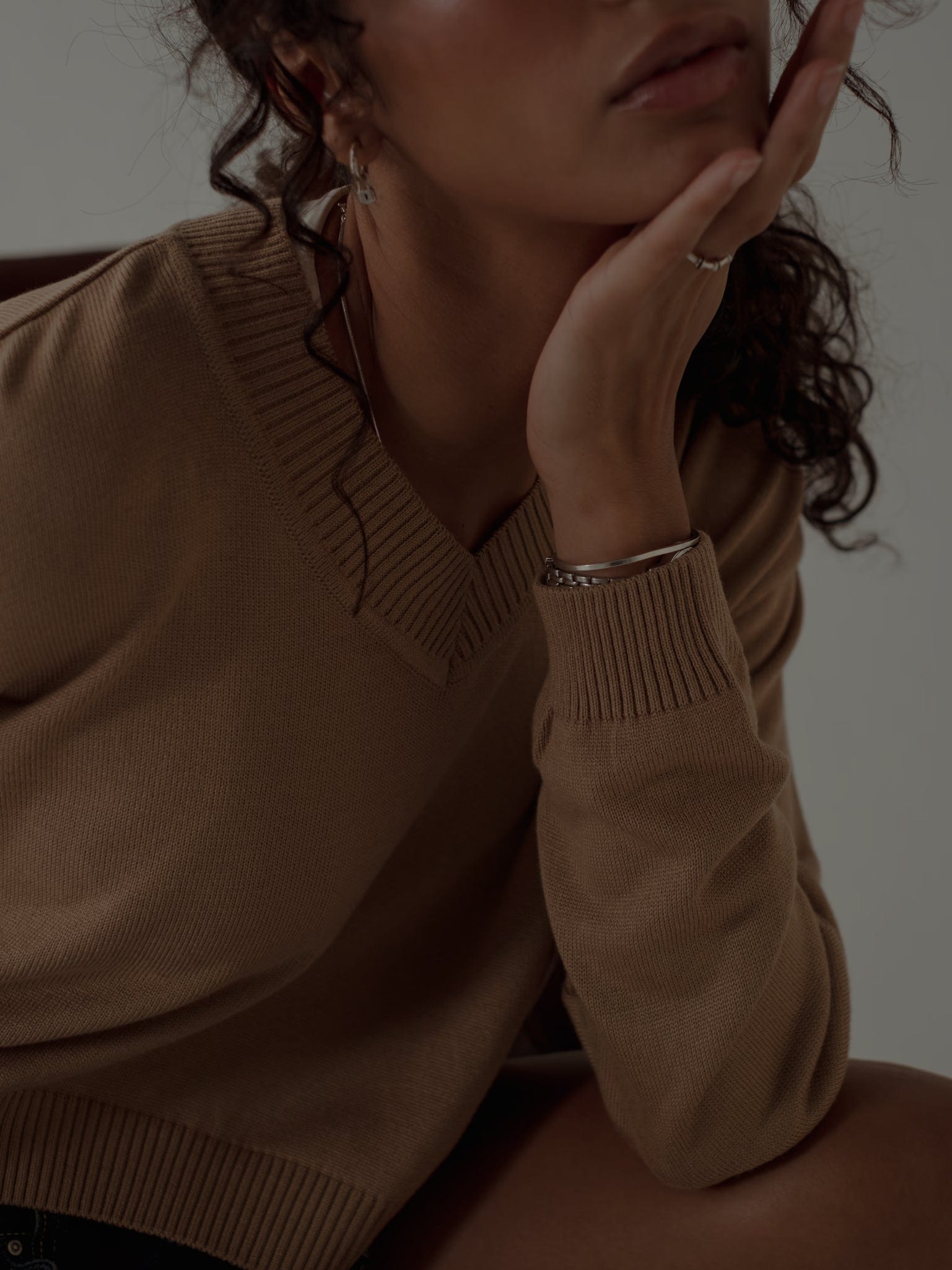 ONE HALF V-NECK KNIT SWEATER - SEPIA - imagen 4