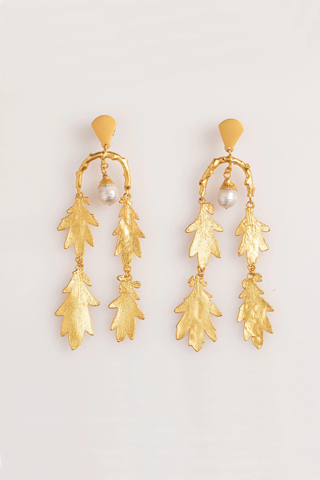 CHRYSANTHEMUS LEAVES AND PEARL CHANDELIER EARRINGS - imagen 1