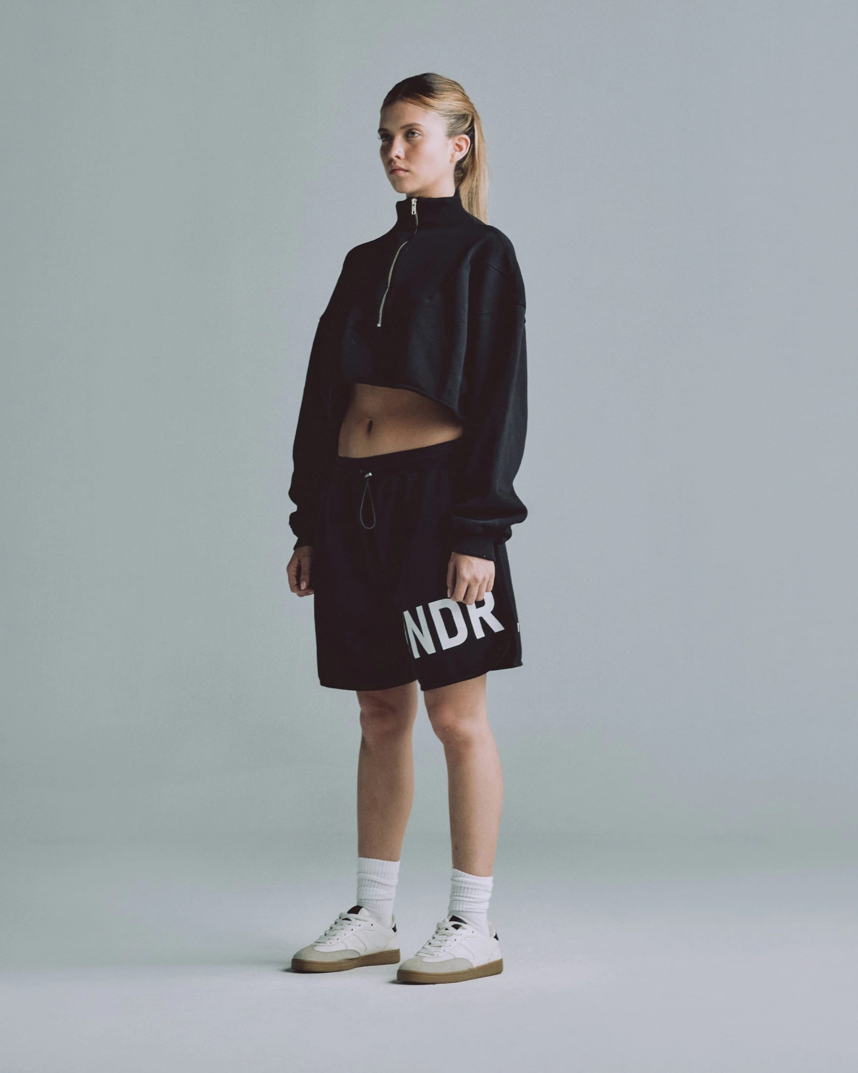 Line Logo Cropped Zip up Crewneck Black - imagen 5