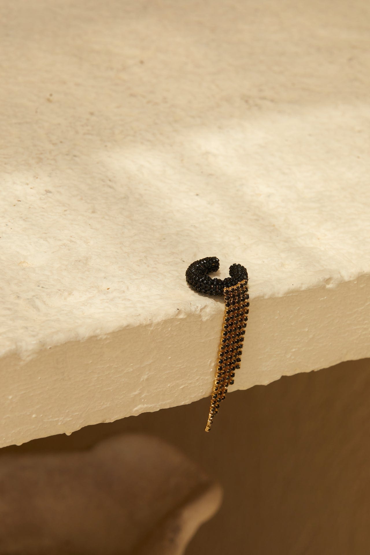 La Grace Black Earcuff - imagen 1