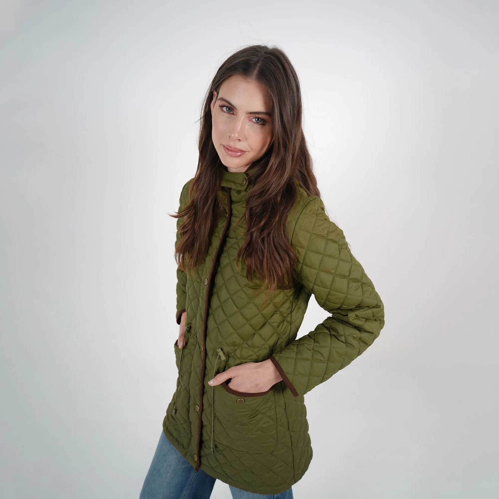 Chaqueta acolchada larga cuello alto con capucha y ajuste en cintura - imagen 44