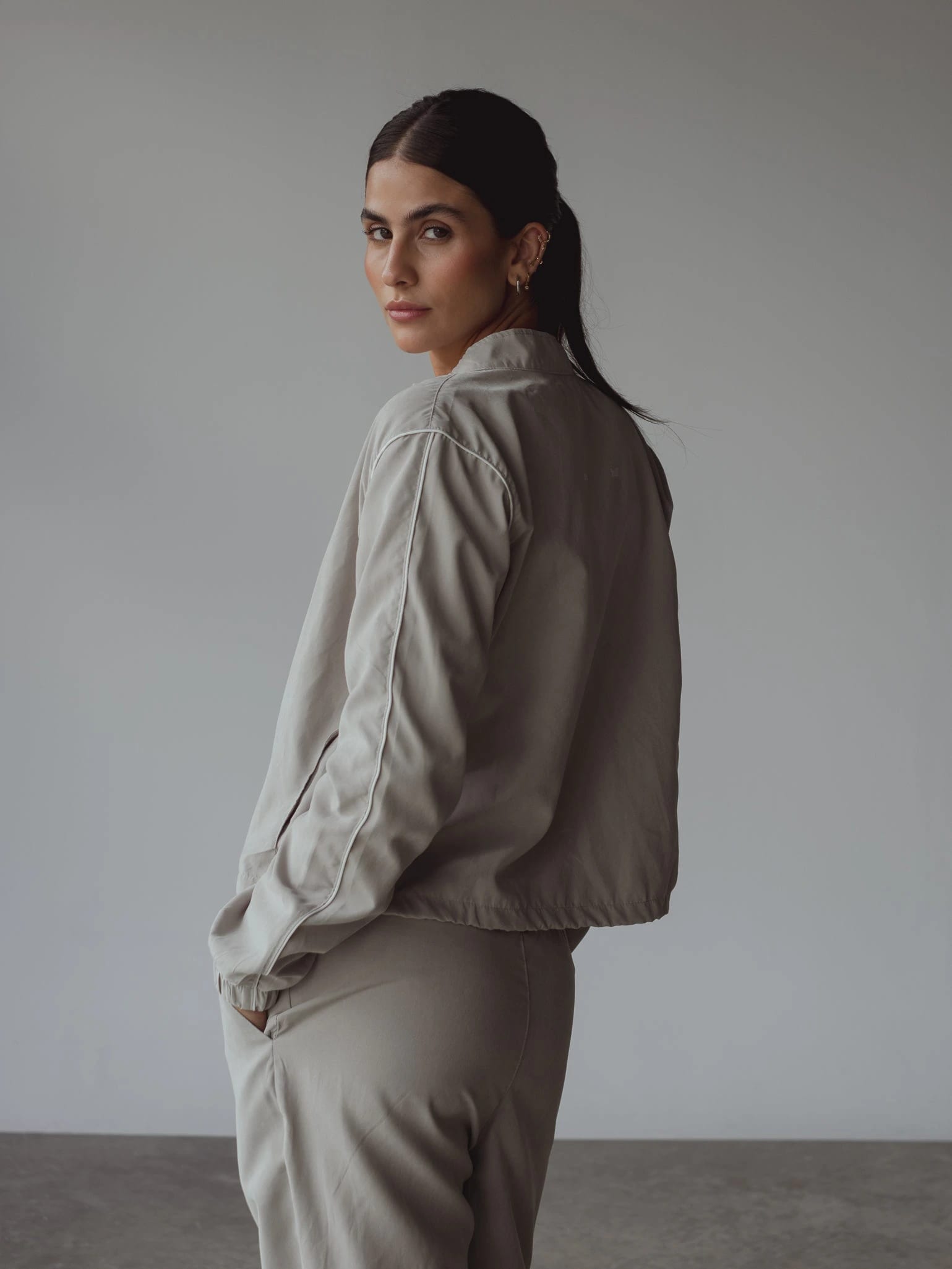 LINE WINDBREAKER JACKET - GRAY & WHITE - imagen 14
