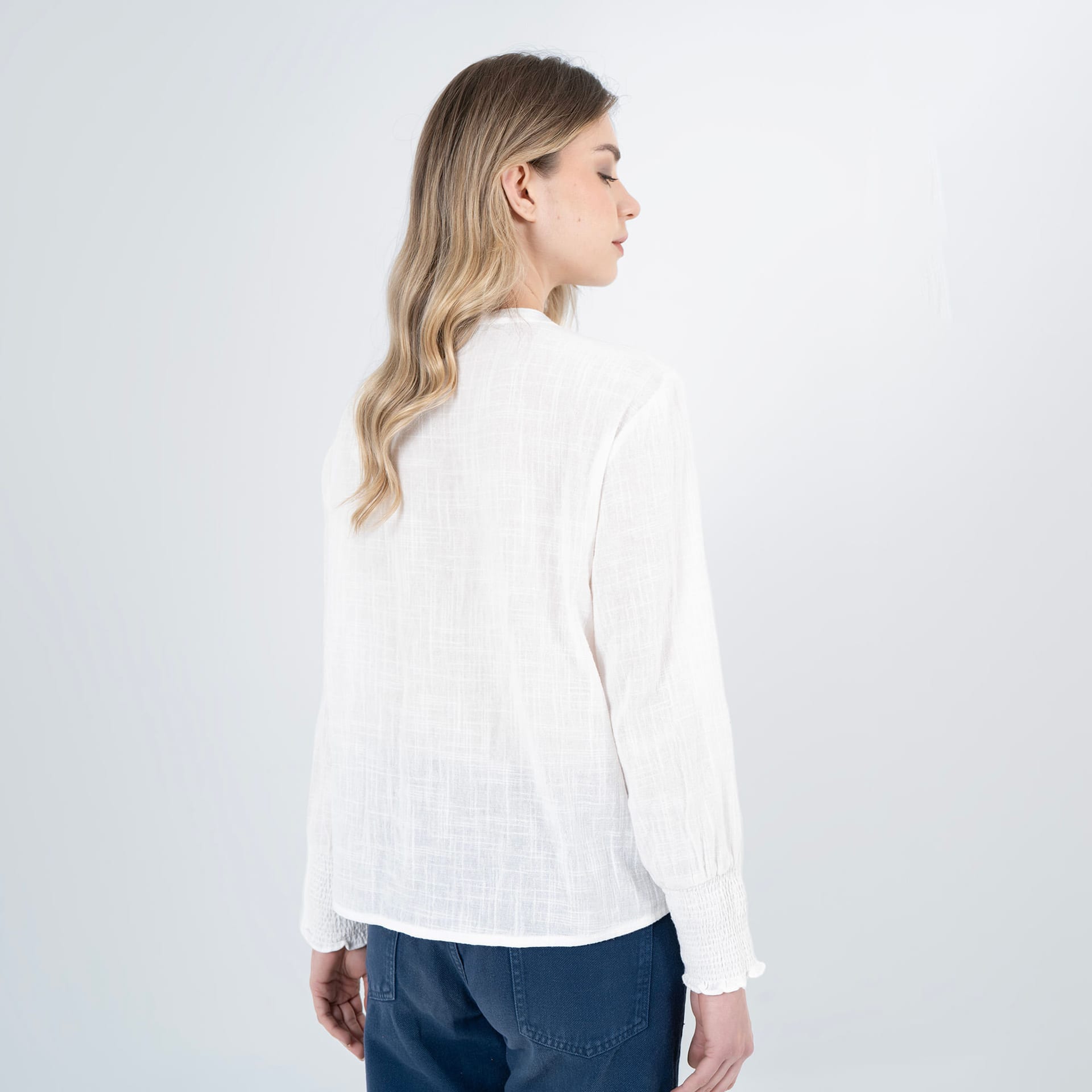 Blusa cuello nerú manga larga con bordado flores en contraste - imagen 5