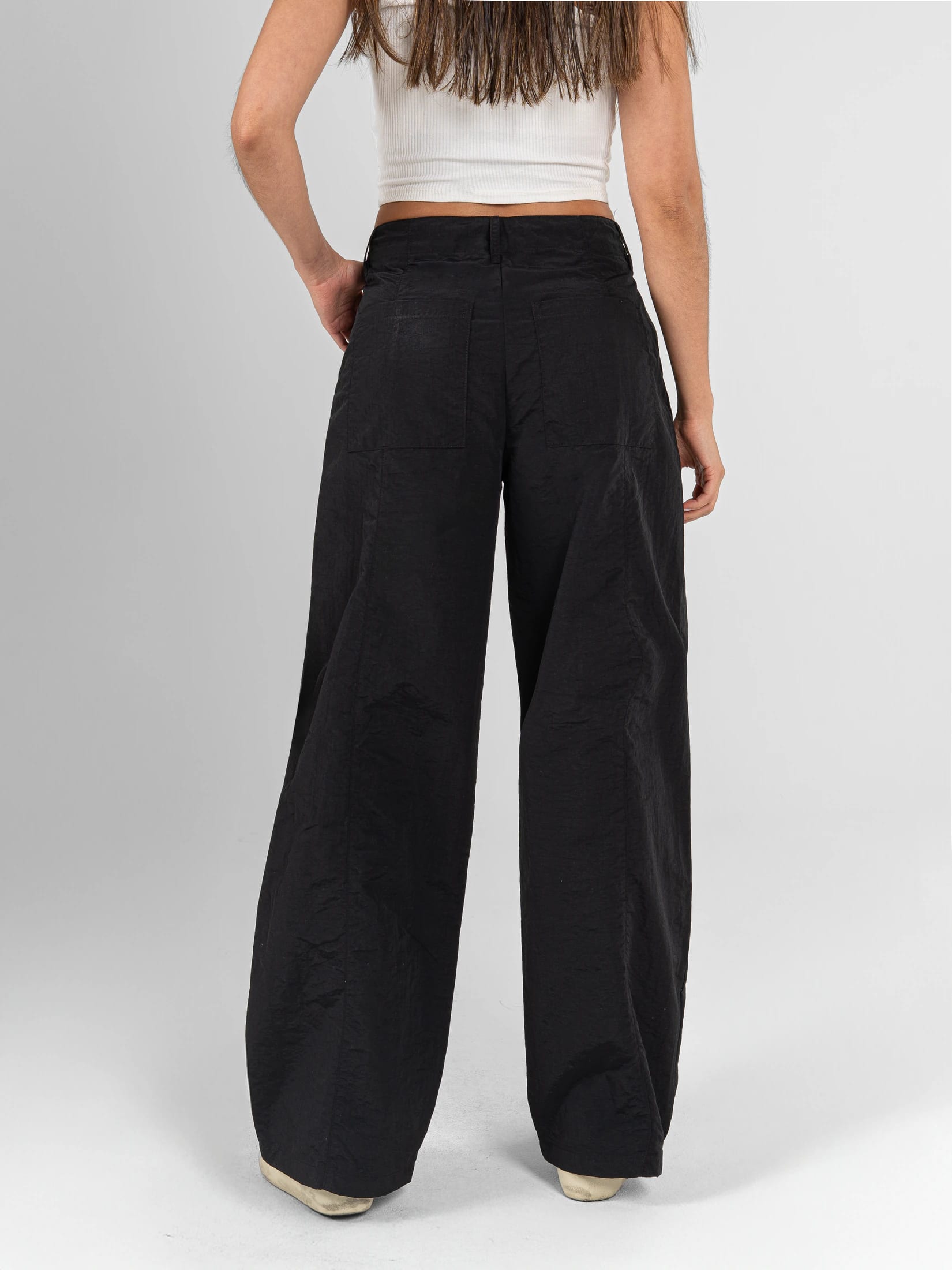 Ref: 0620569 Pantalón cargo liviano, tono negro, silueta amplia, tiro alto - imagen 2