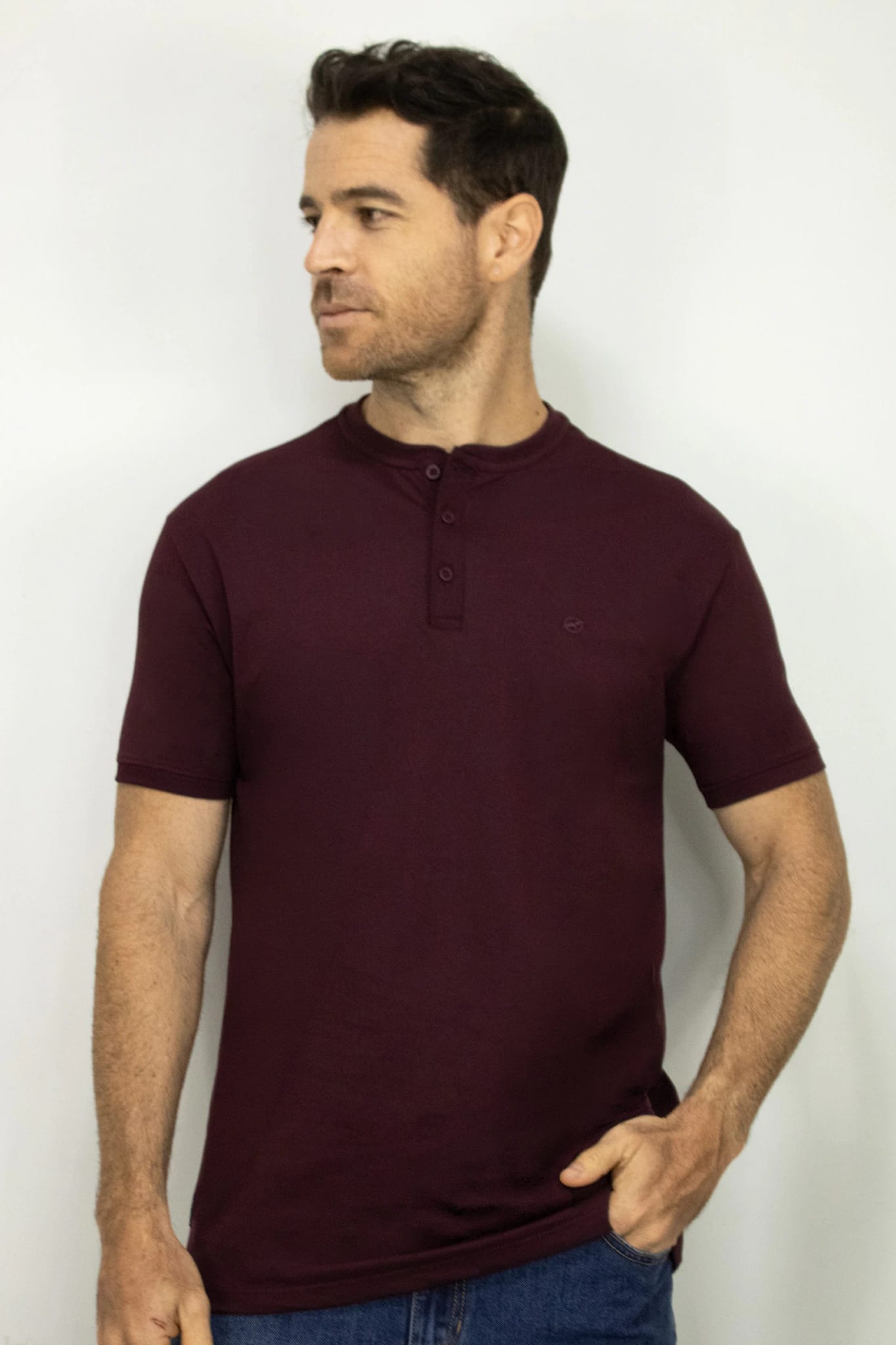 Camiseta Cuello Henley Manga Corta Vinotinto para Hombre - imagen 1