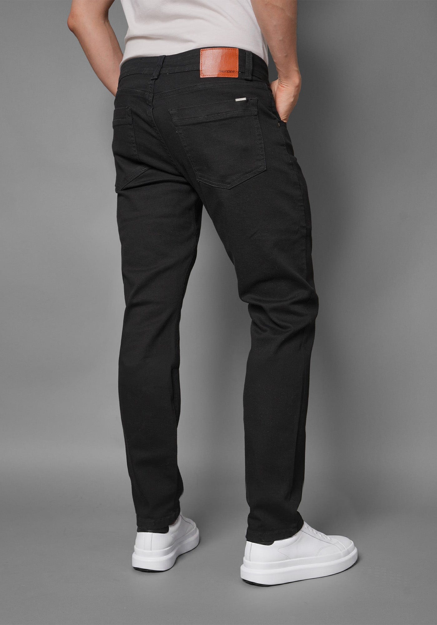 Jean para Hombre en Color Negro Mate Thunder - imagen 3