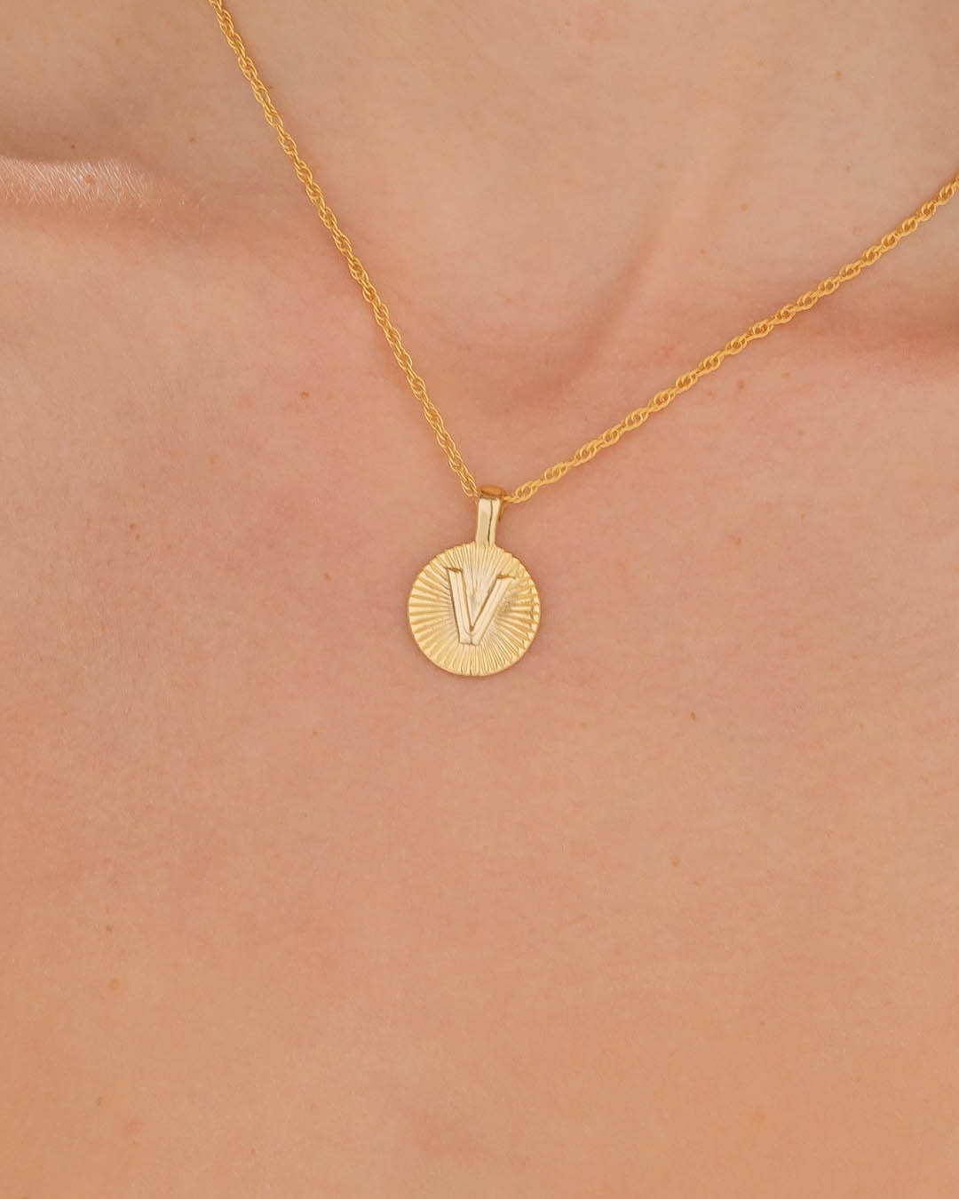 Collar Letra V - imagen 1