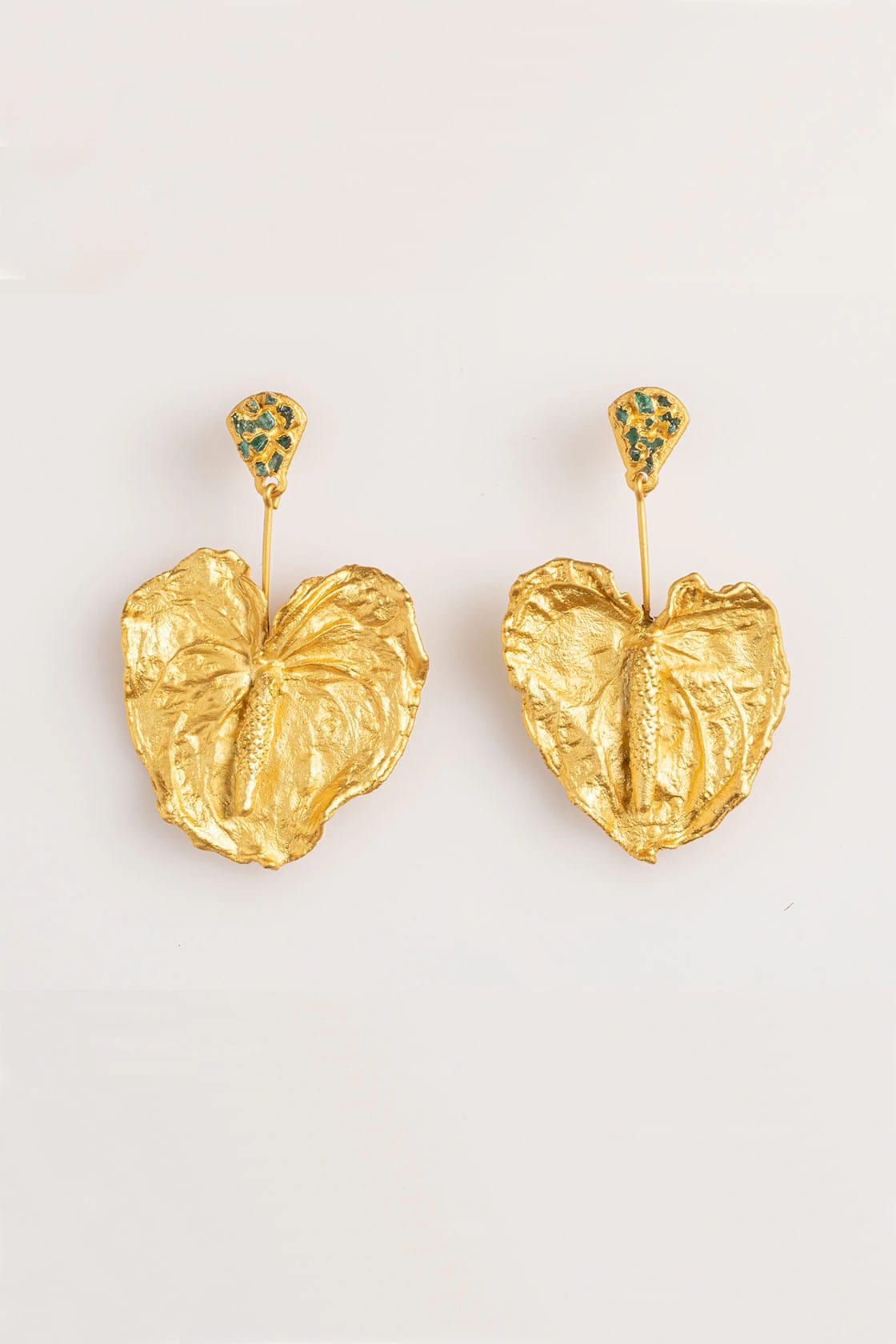 ANTHURIUM EARRINGS AND ROUGH EMERALDS STUDS - imagen 1