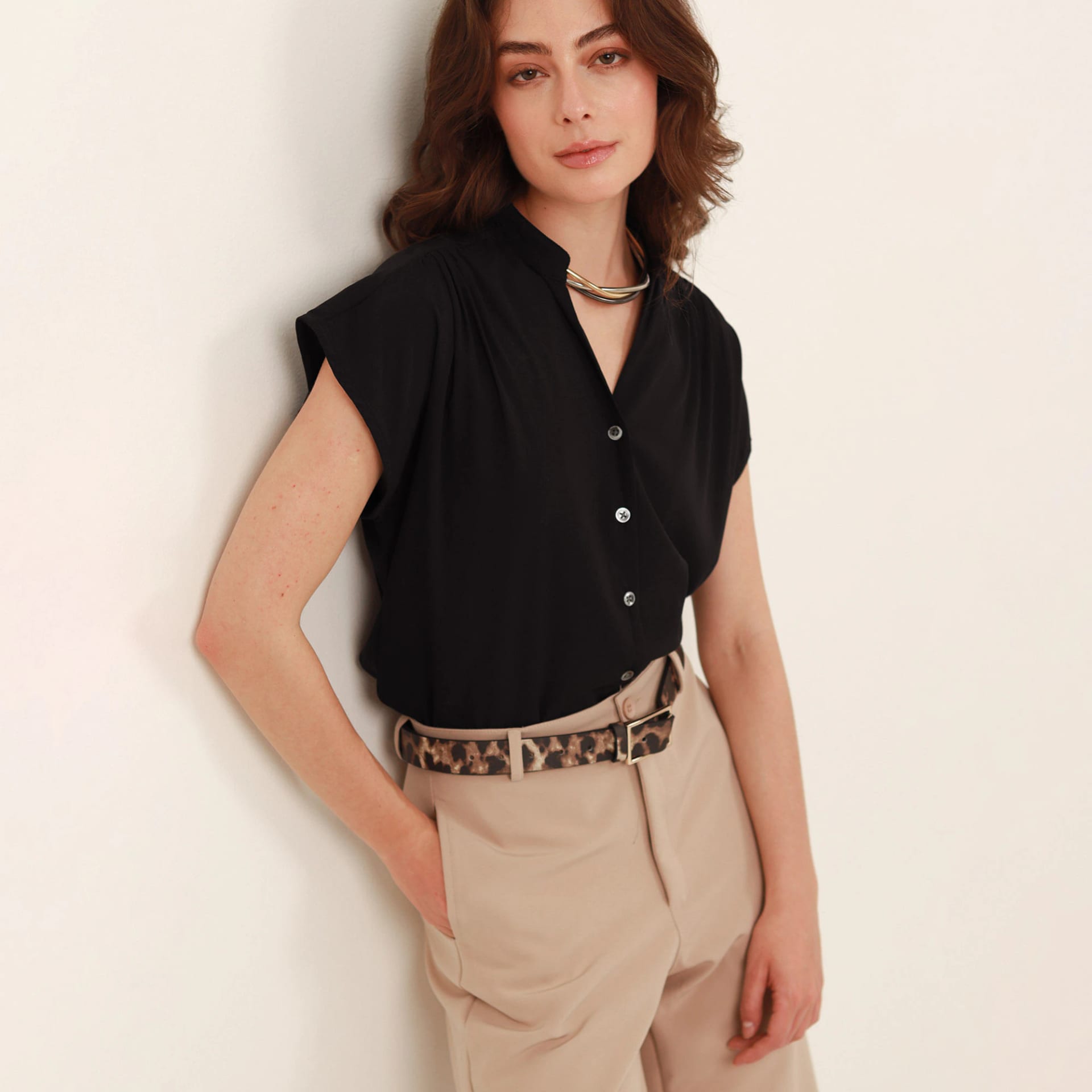 Blusa abierta cuello nerú manga sisa rodada - imagen 15