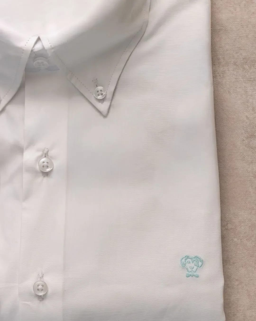 Camisa Antimanchas Popelina Blanco Logo Azul Claro - imagen 11