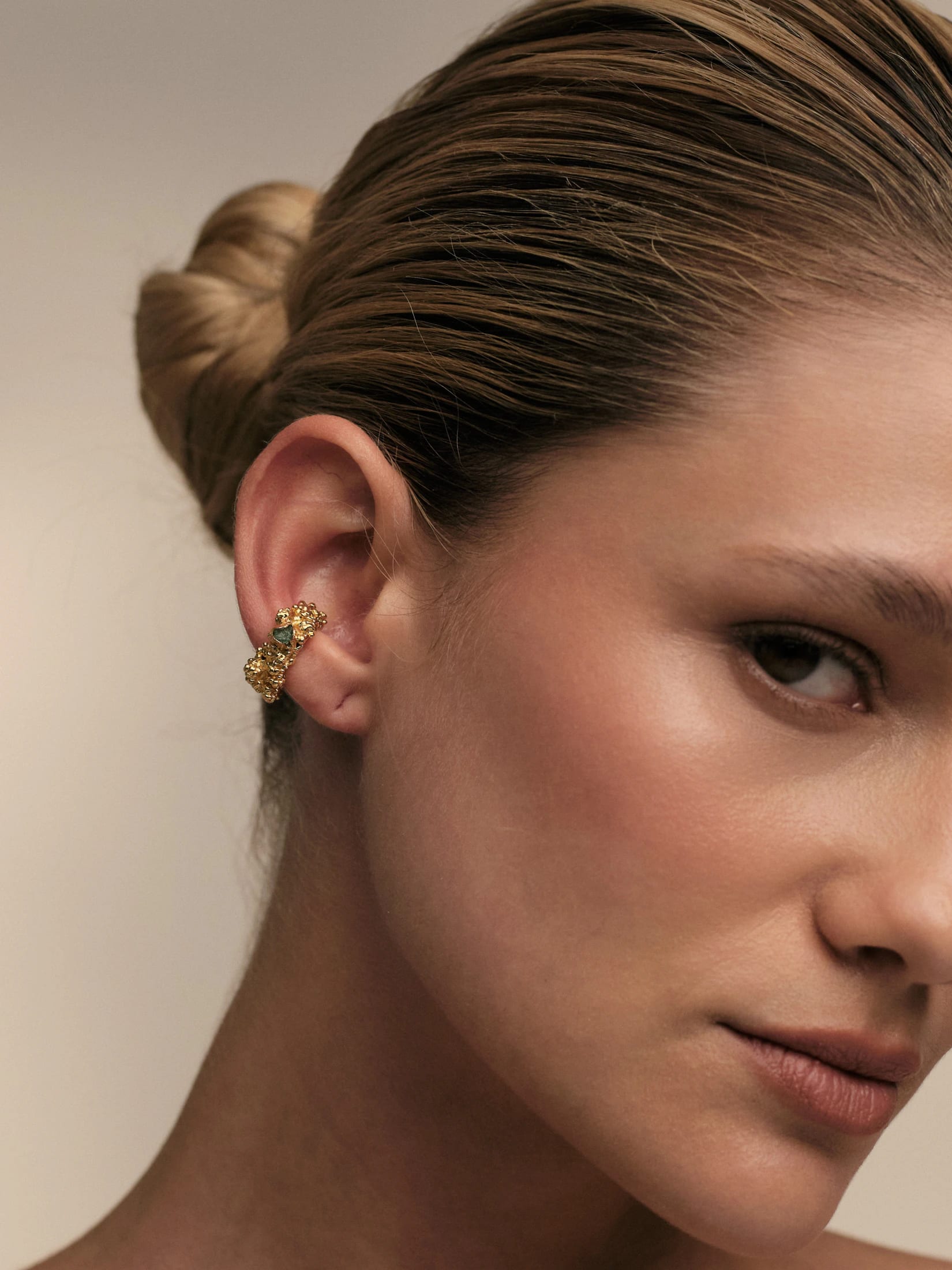 Aura Emerald Earcuff - imagen 3