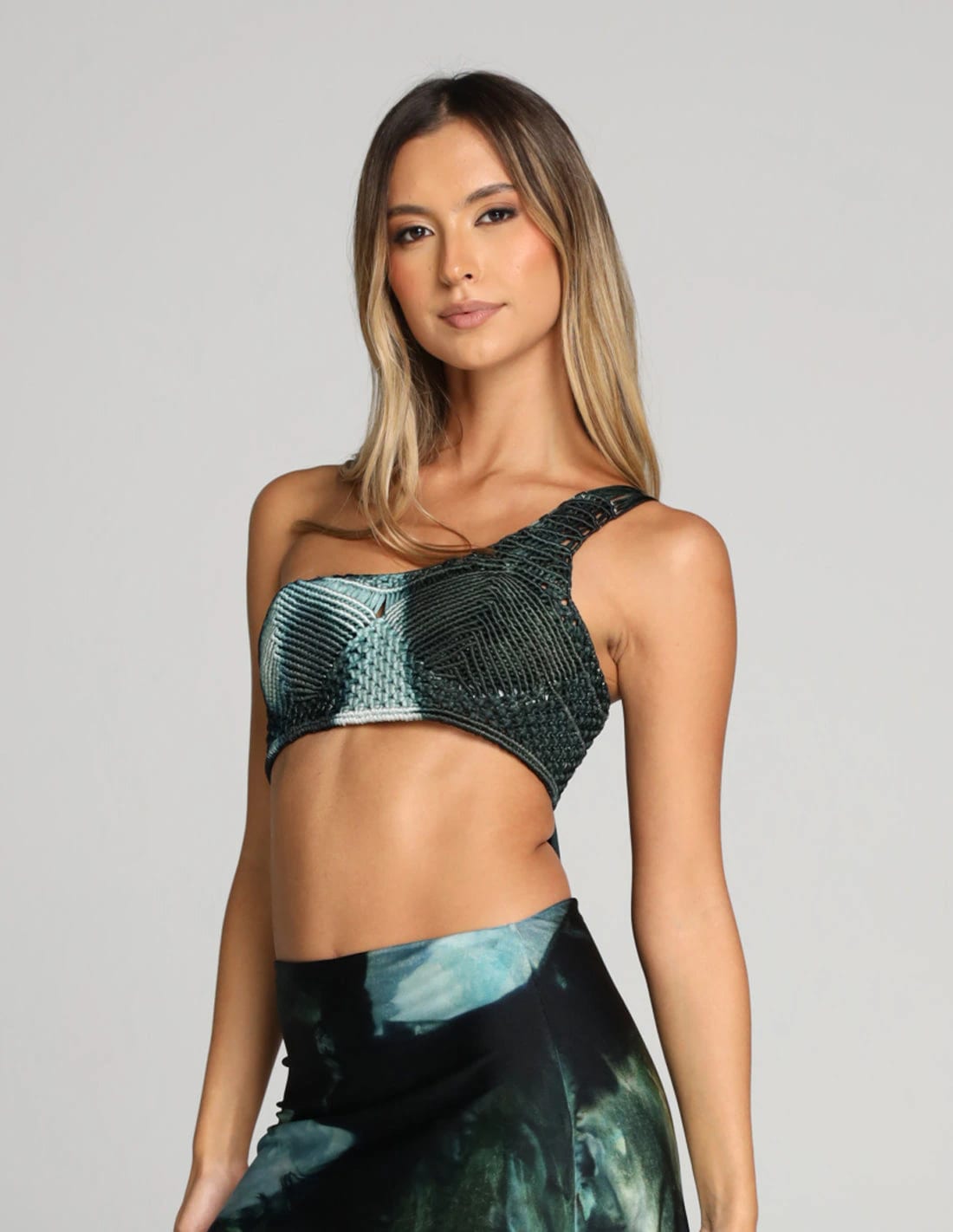 Crop Top Unilato Verde Algea - imagen 3