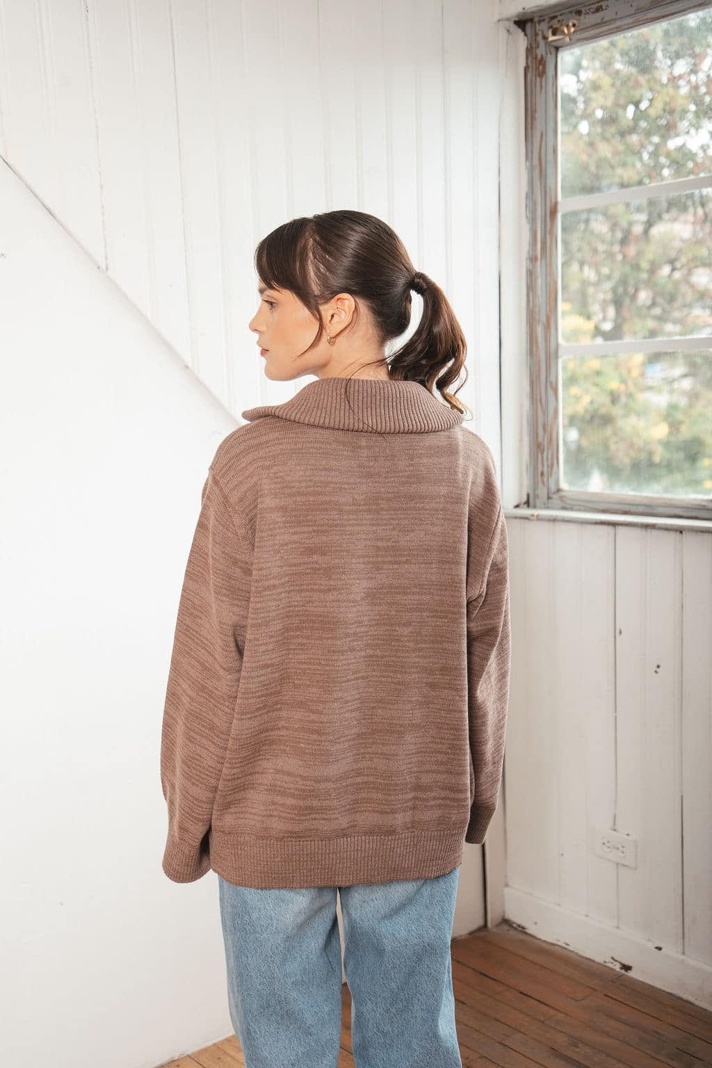 sweater botones madera café - imagen 5