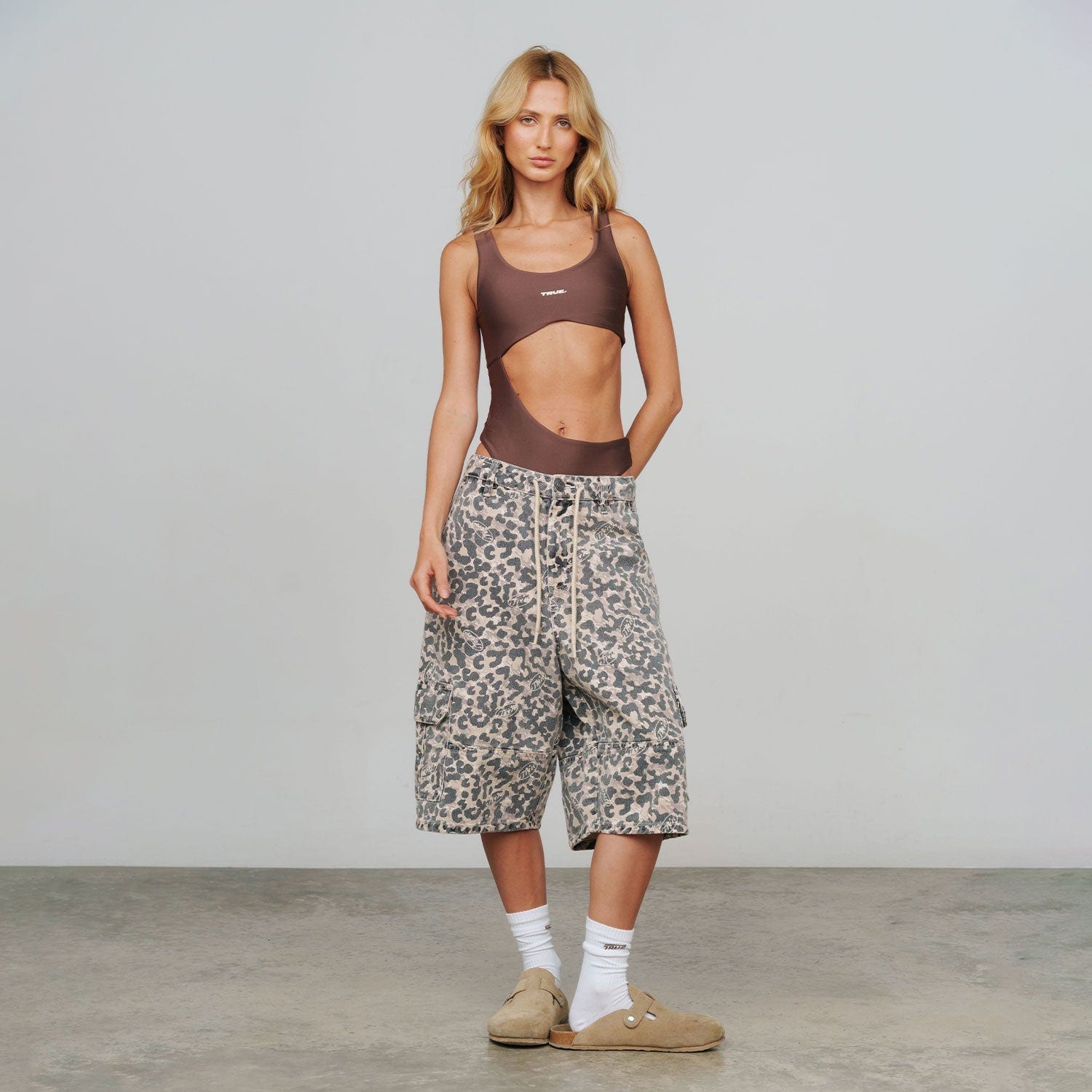 Intuition Leopard Cargo Jorts - Camel - imagen 7